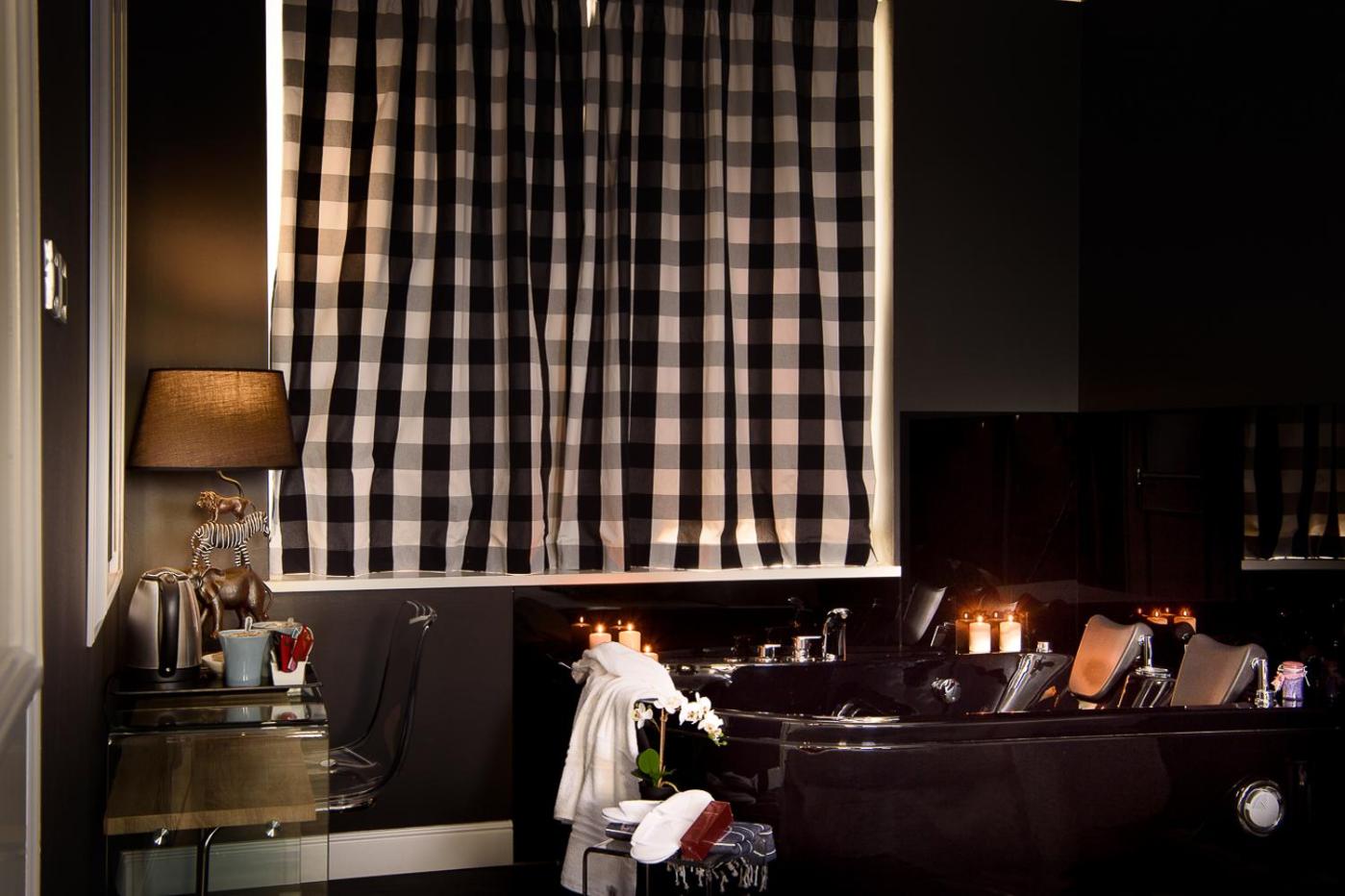 Junior Suite with Spa Bath photo 3