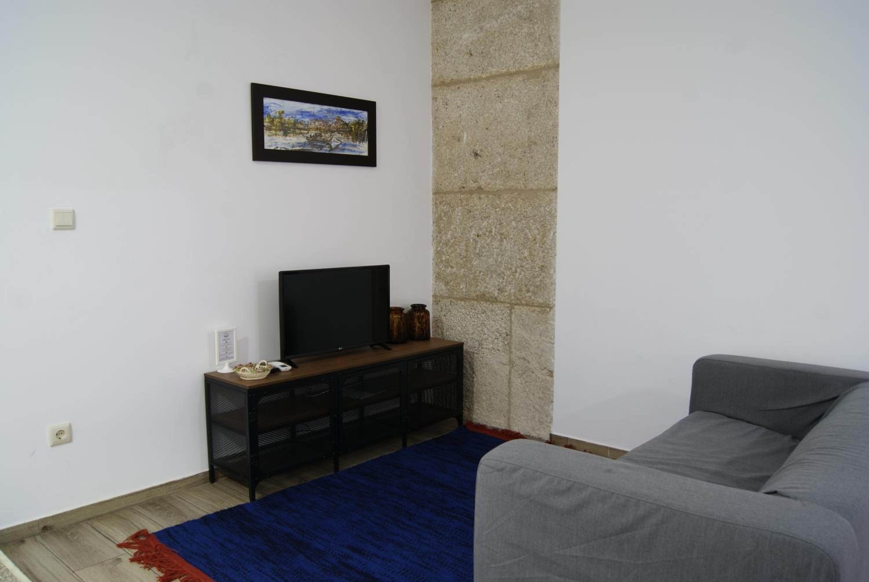 One-Bedroom Apartment - Photo 3