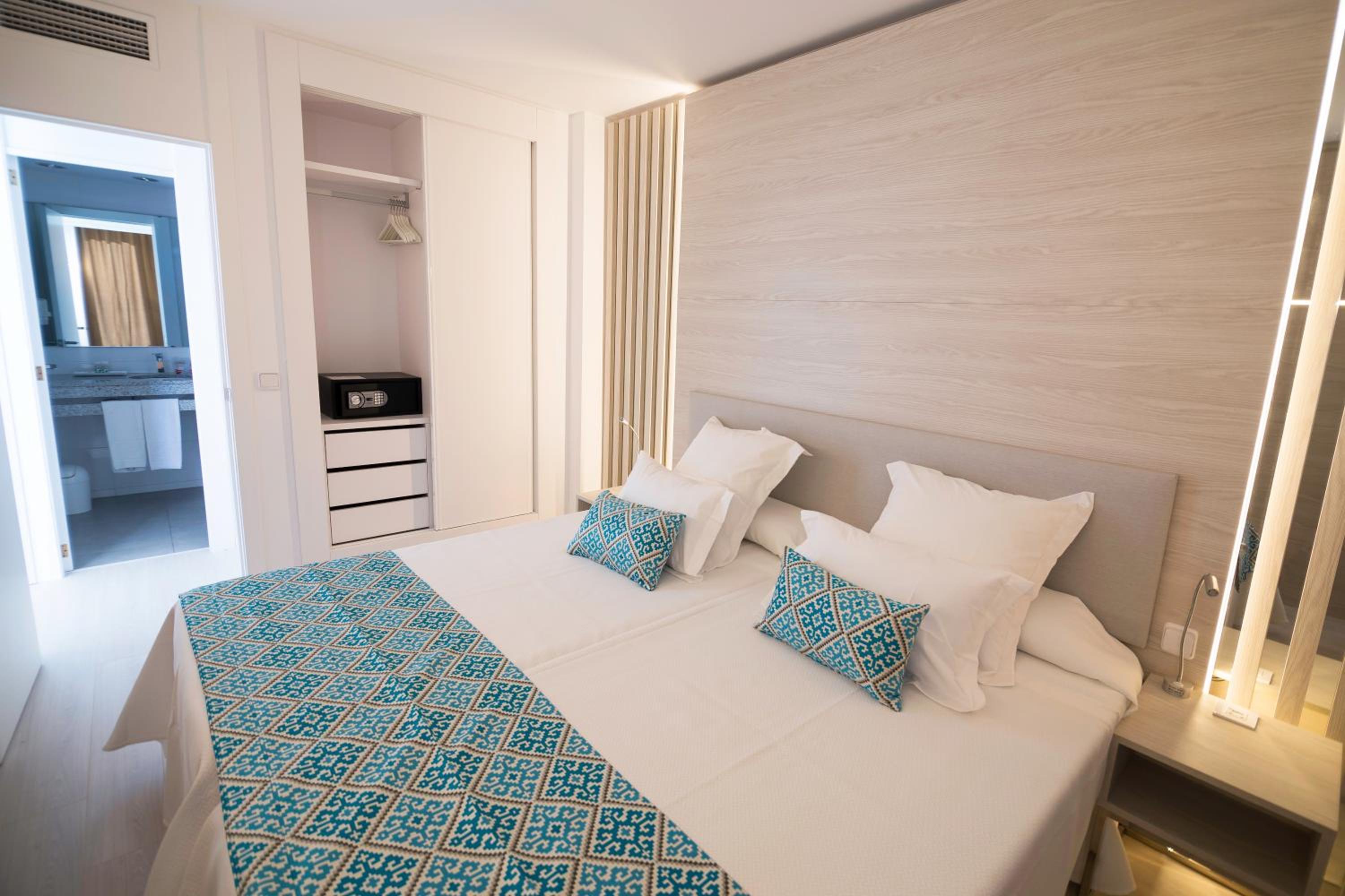 Junior Suite with Sea View thumbnail 5