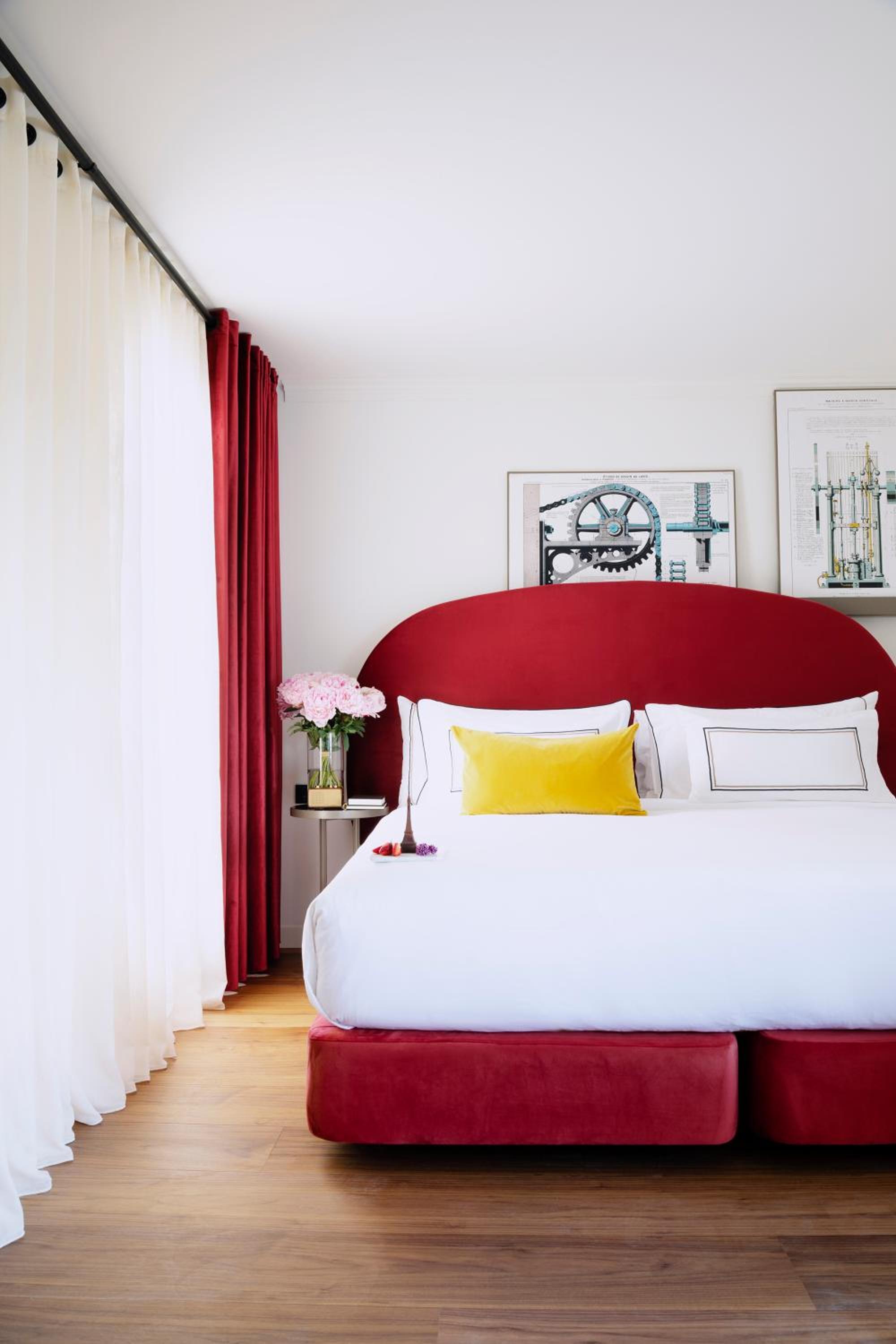 Grand Suite Eiffel with Balcony thumbnail 5