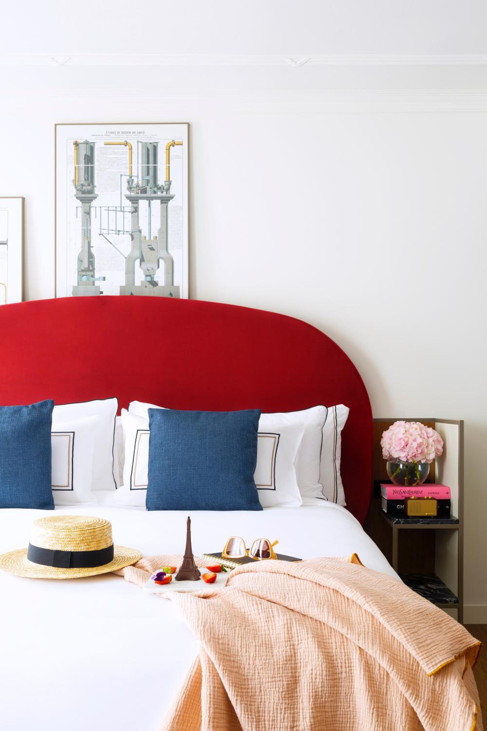 Deluxe Room thumbnail 6