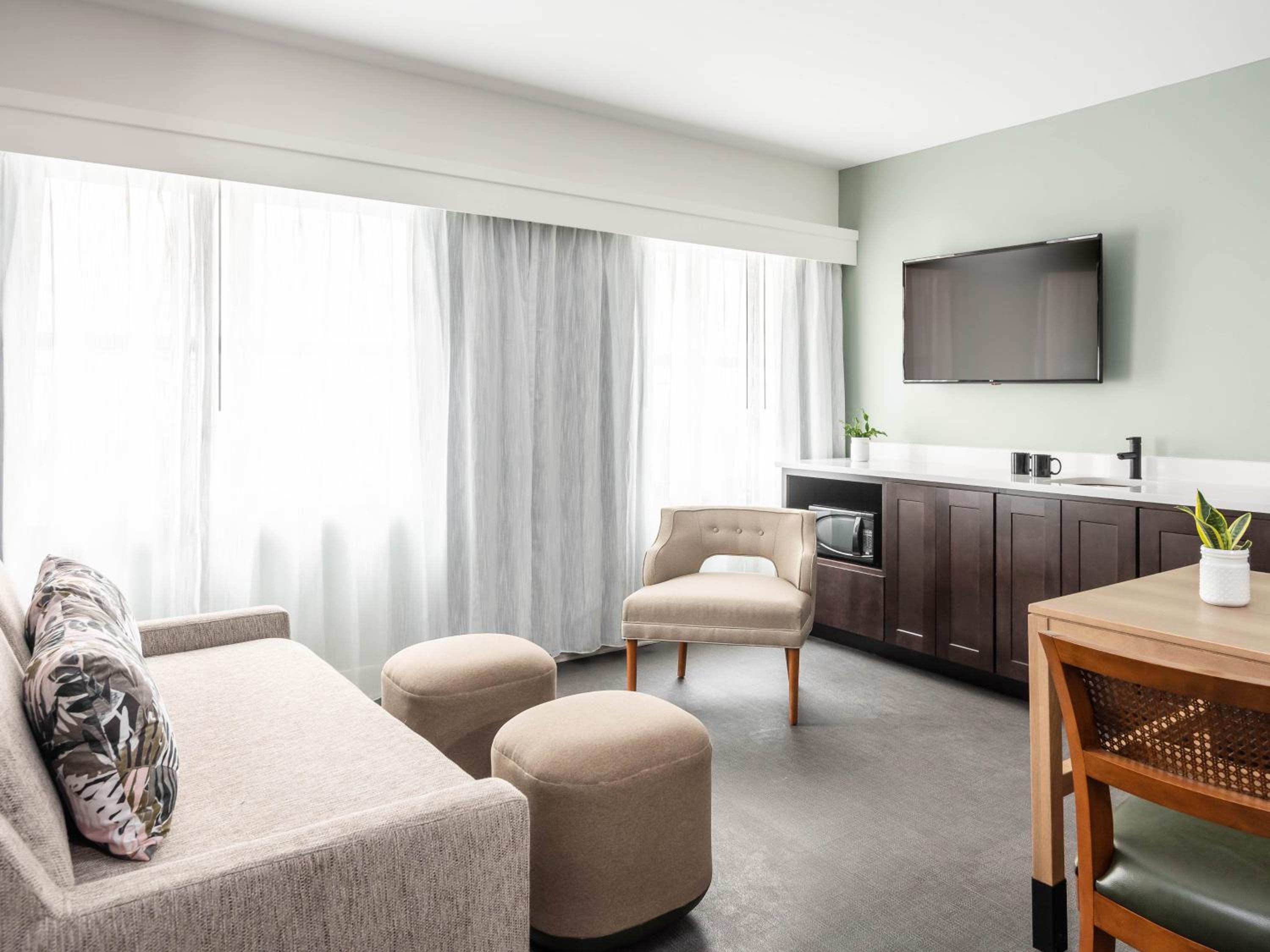 King Room with Balcony and Roll-in Shower – Communications Access - Photo 5