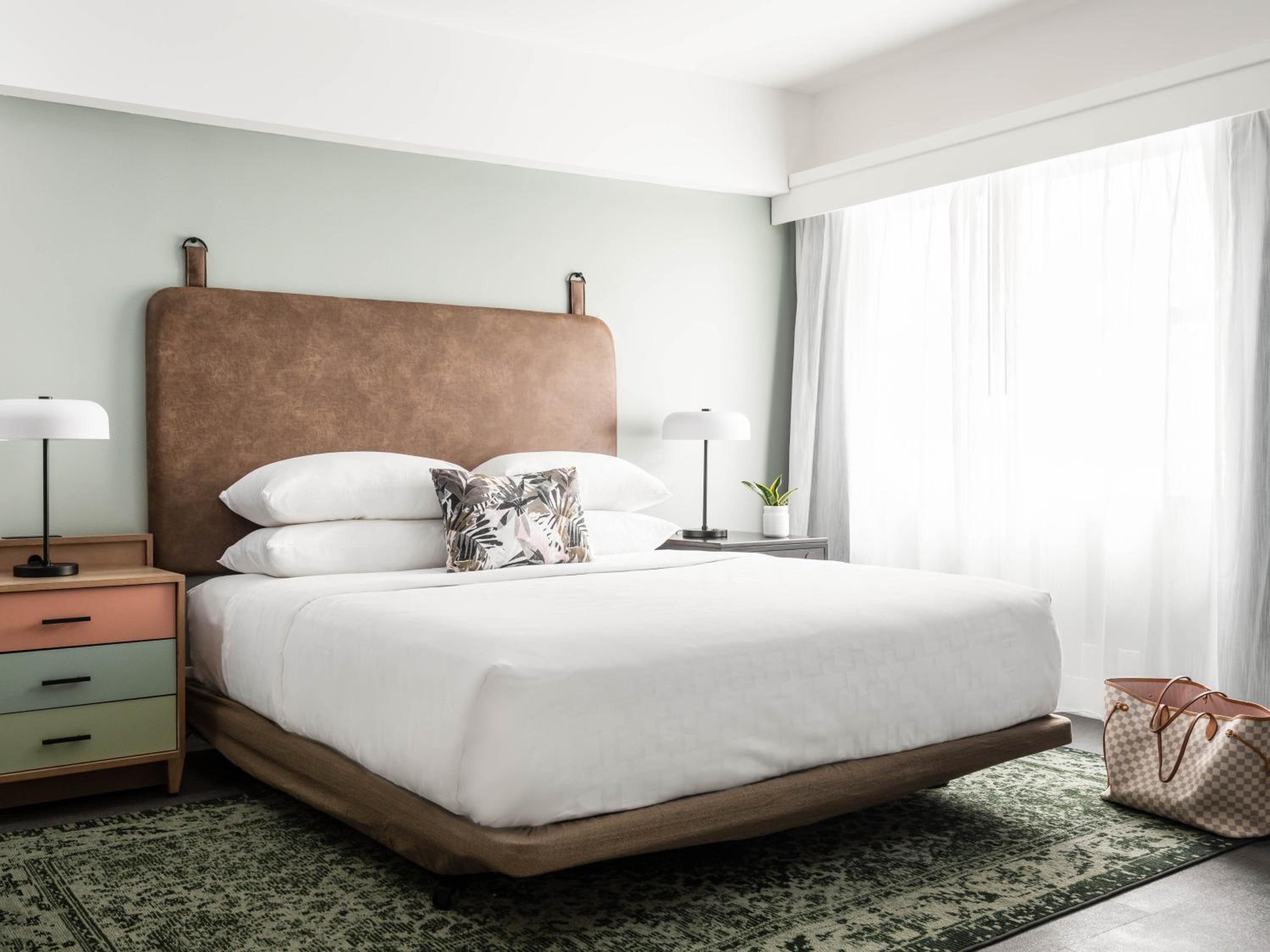 King Room with Balcony and Roll-in Shower – Communications Access - Photo 4