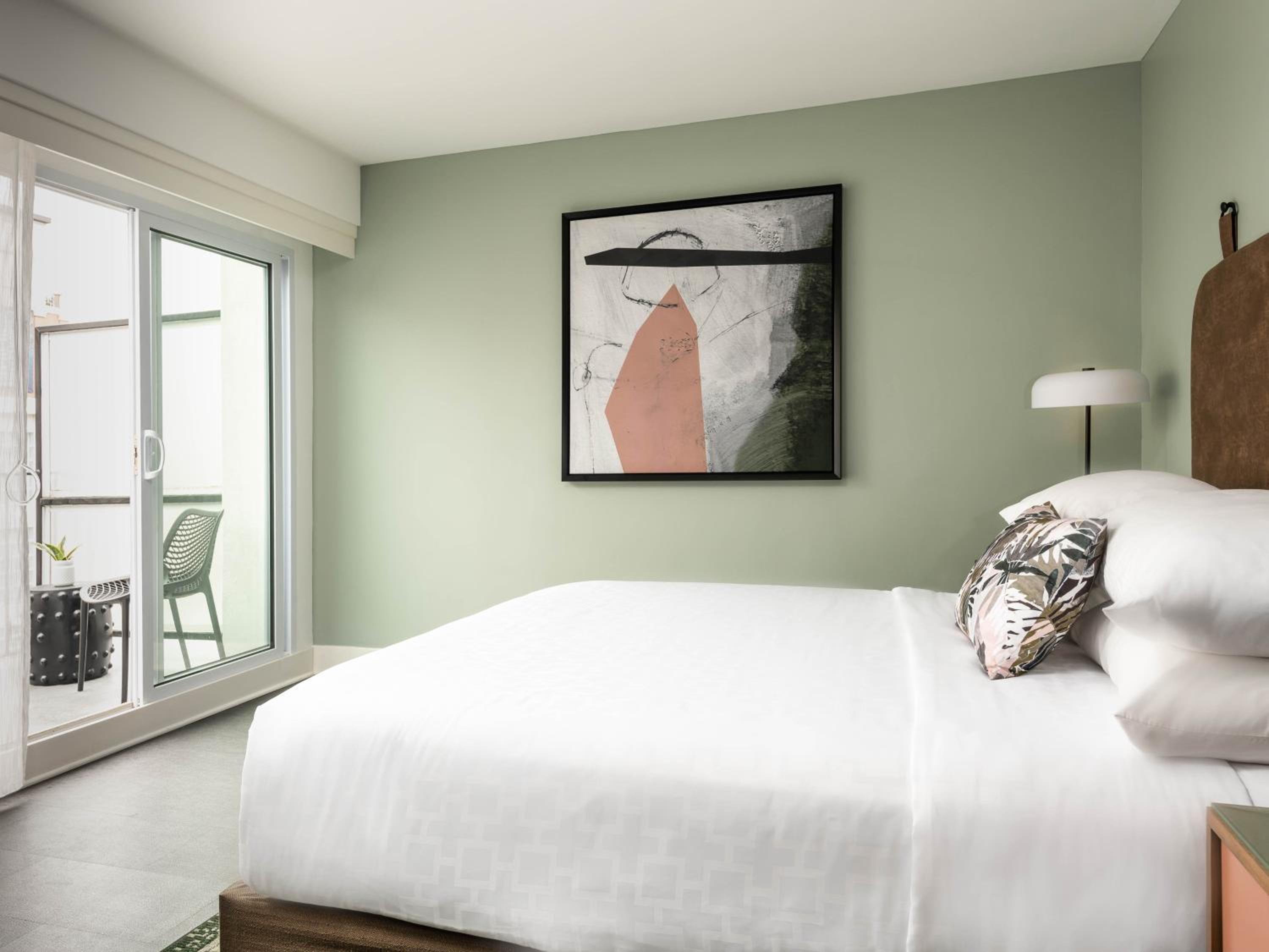 Standard King Room with Balcony - Photo 3