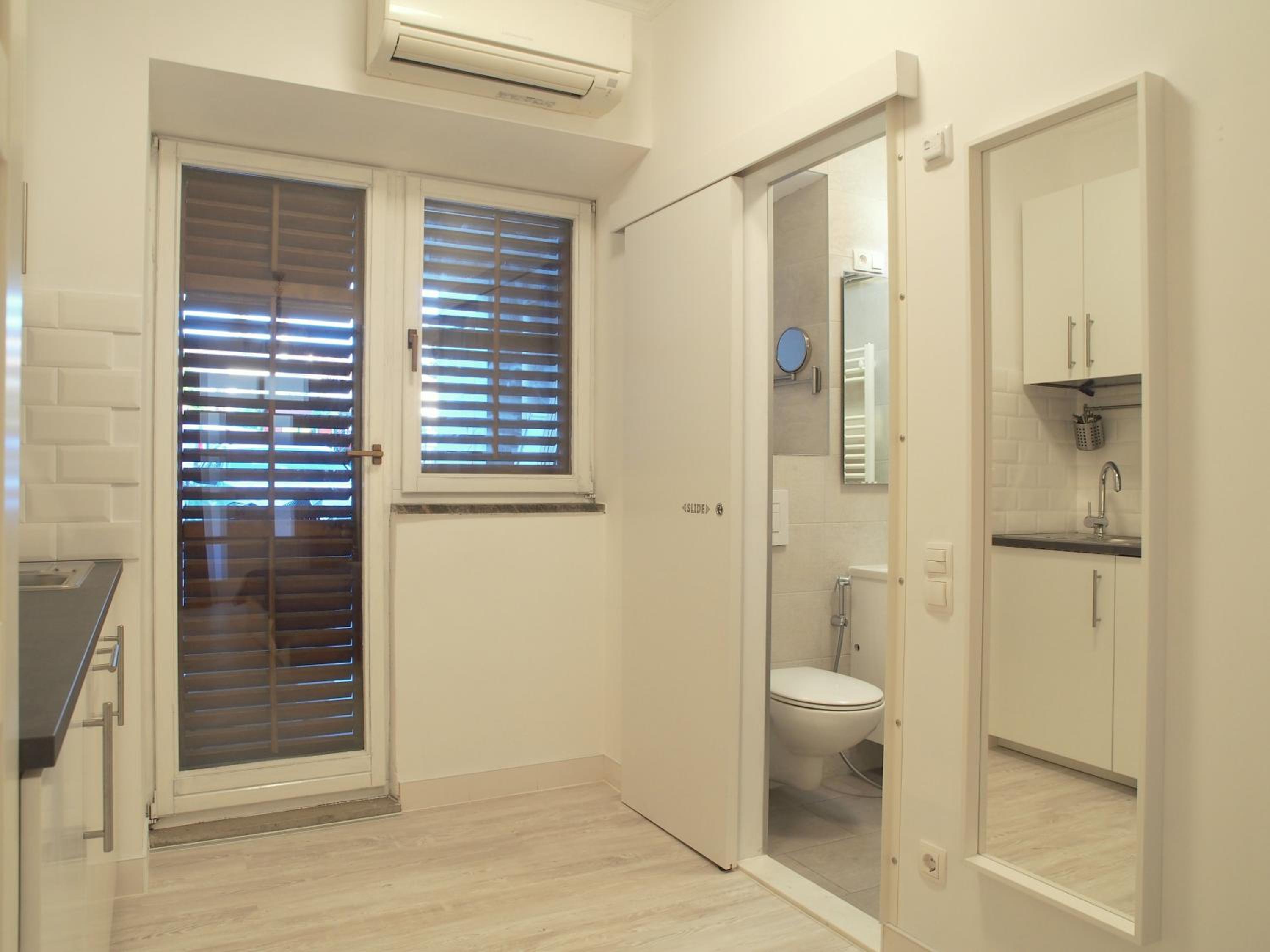 Studio Apartment - Photo 15