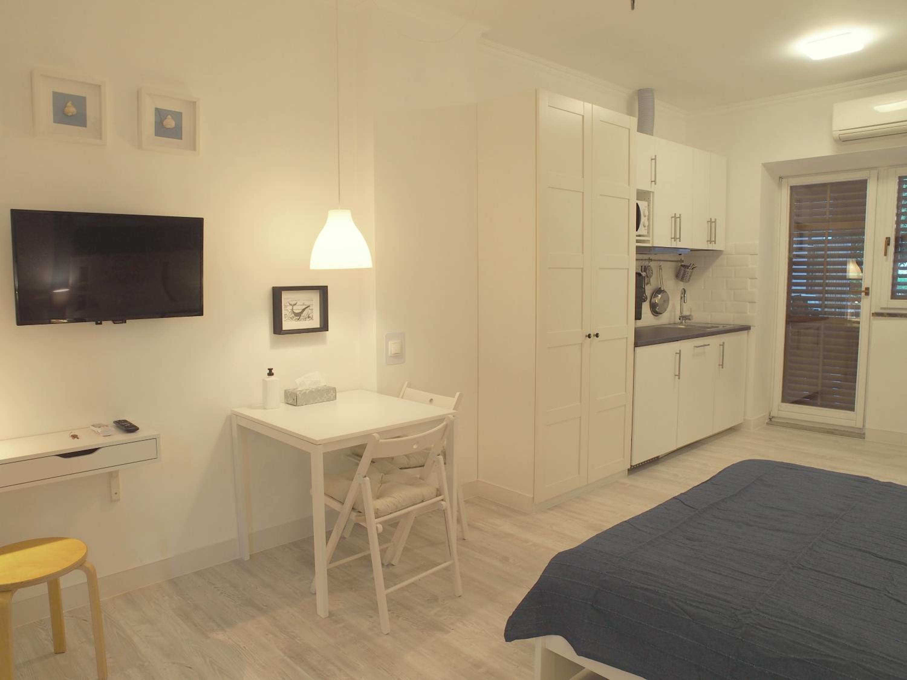 Studio Apartment - Photo 3