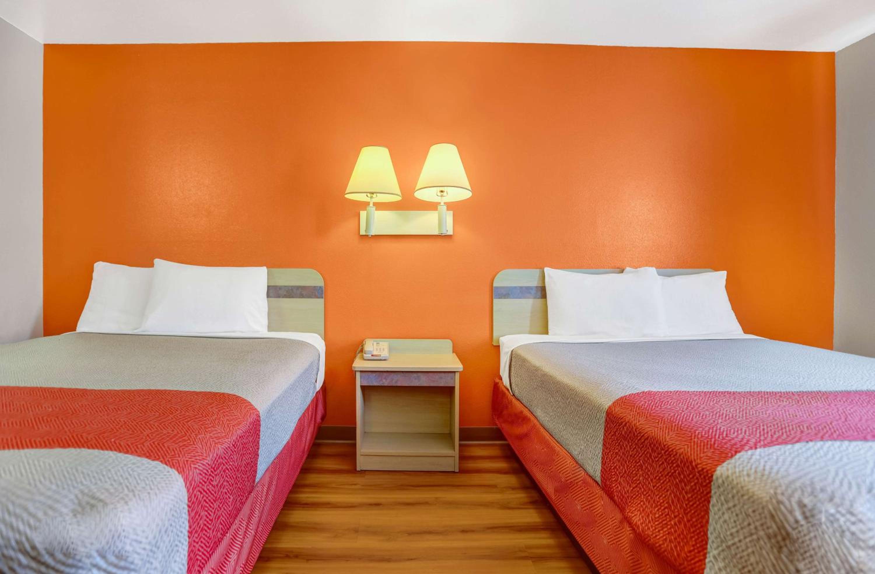 Queen Room with Two Queen Beds - Non-Smoking - Photo 3