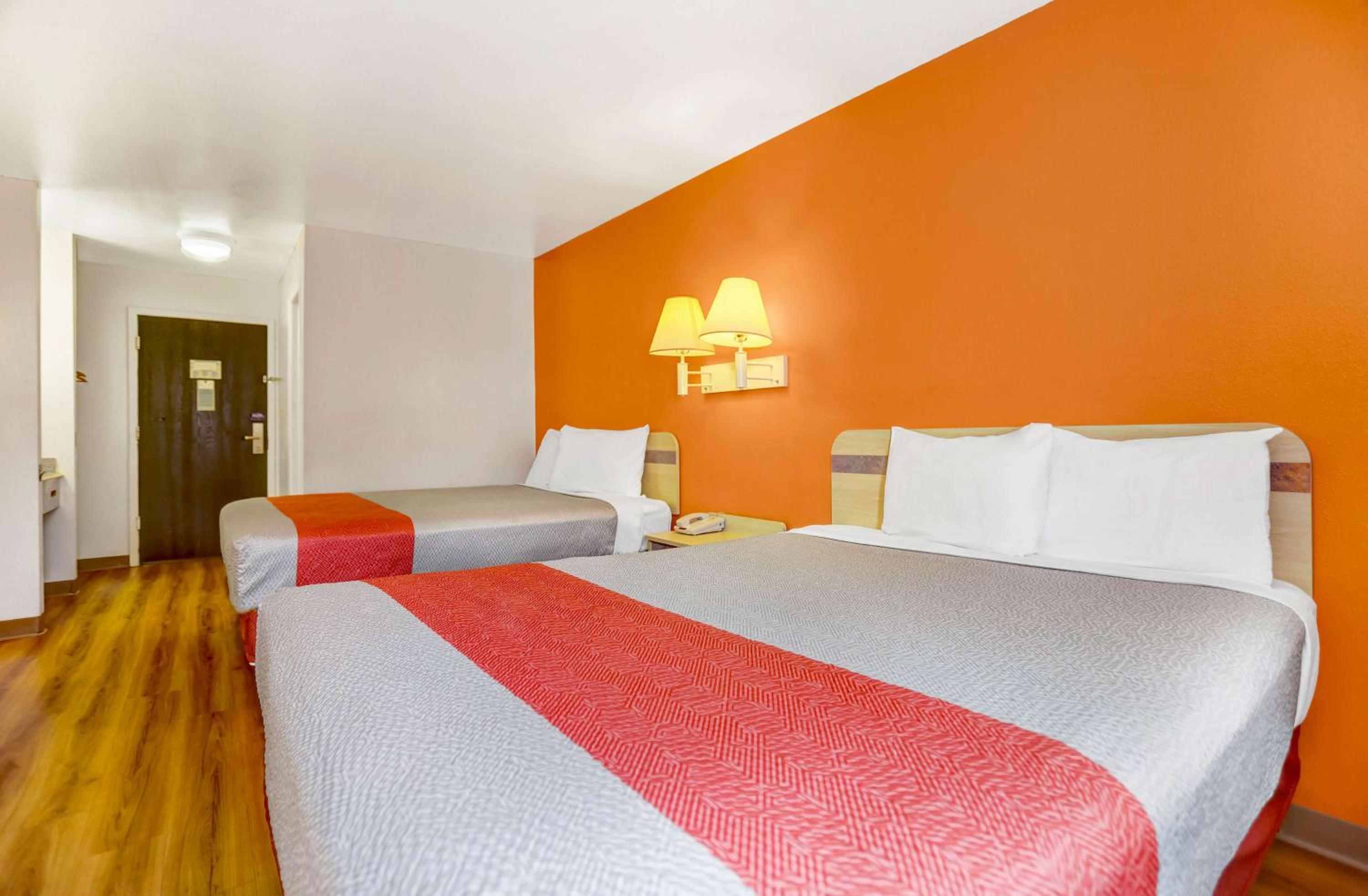 Deluxe Queen Room with Two Queen Beds - Non-Smoking - Photo 4