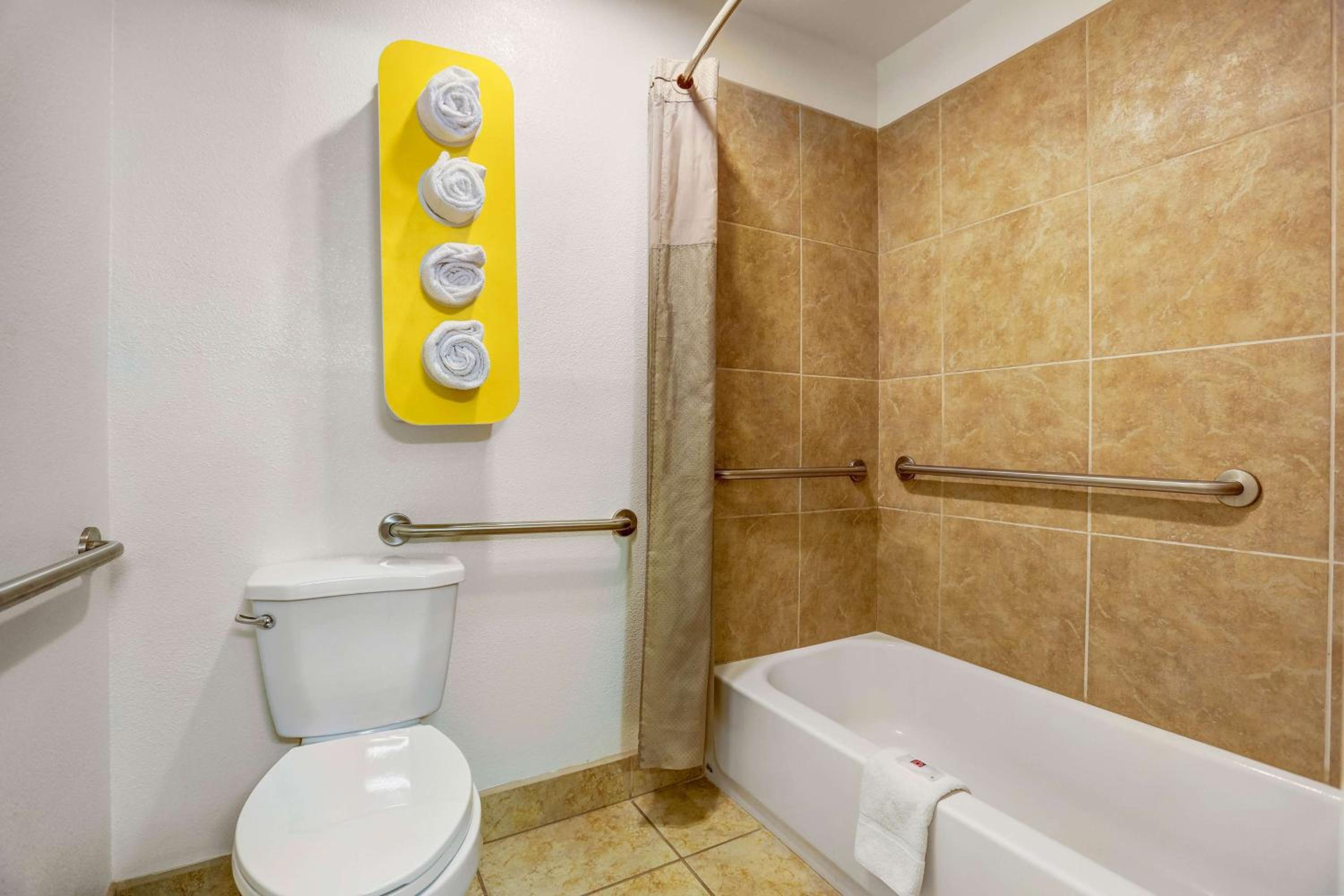 King Room with Roll-in Shower - Disability Access - Non-Smoking - Photo 4
