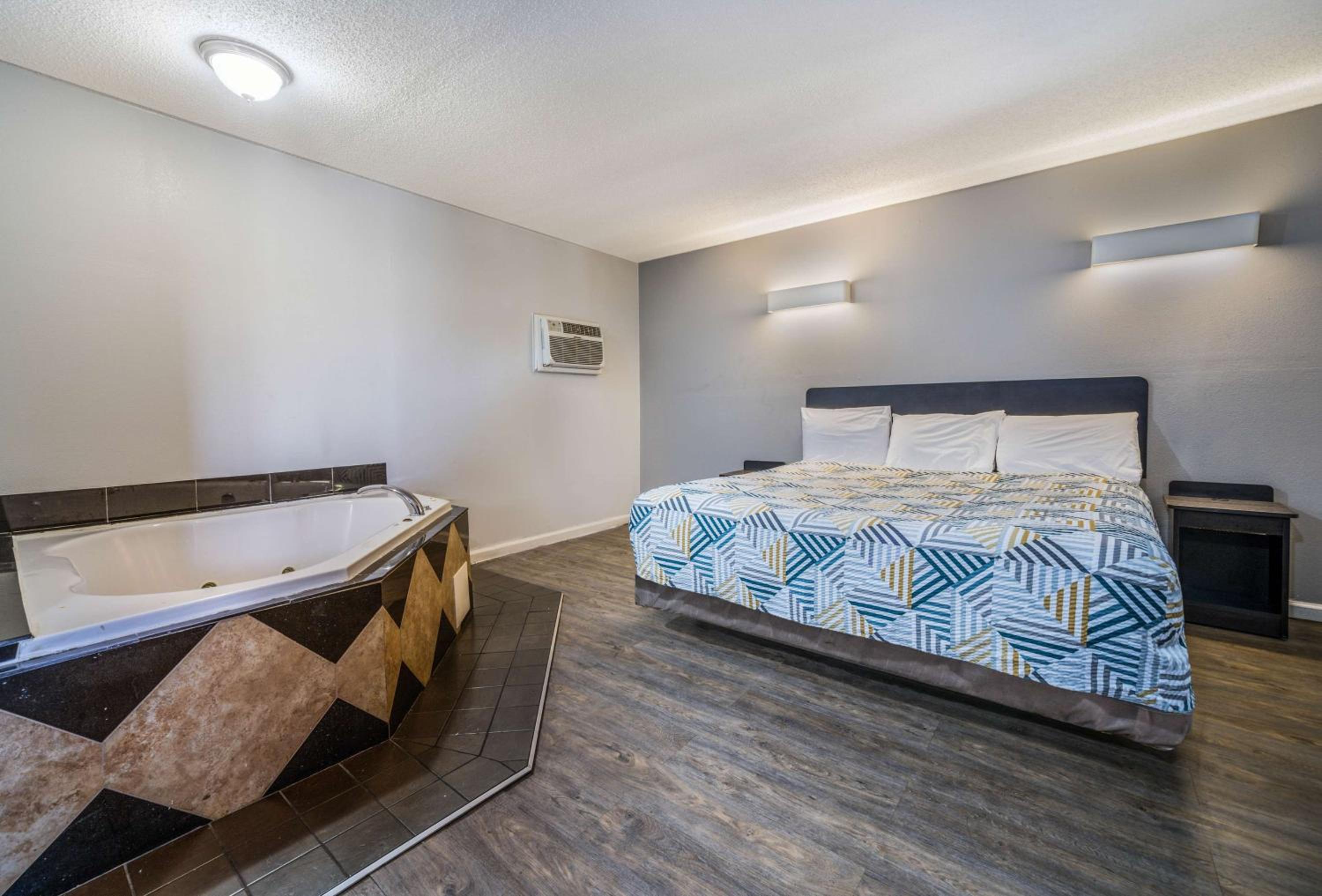 King Room with Spa Bath - Non-Smoking - Photo 1
