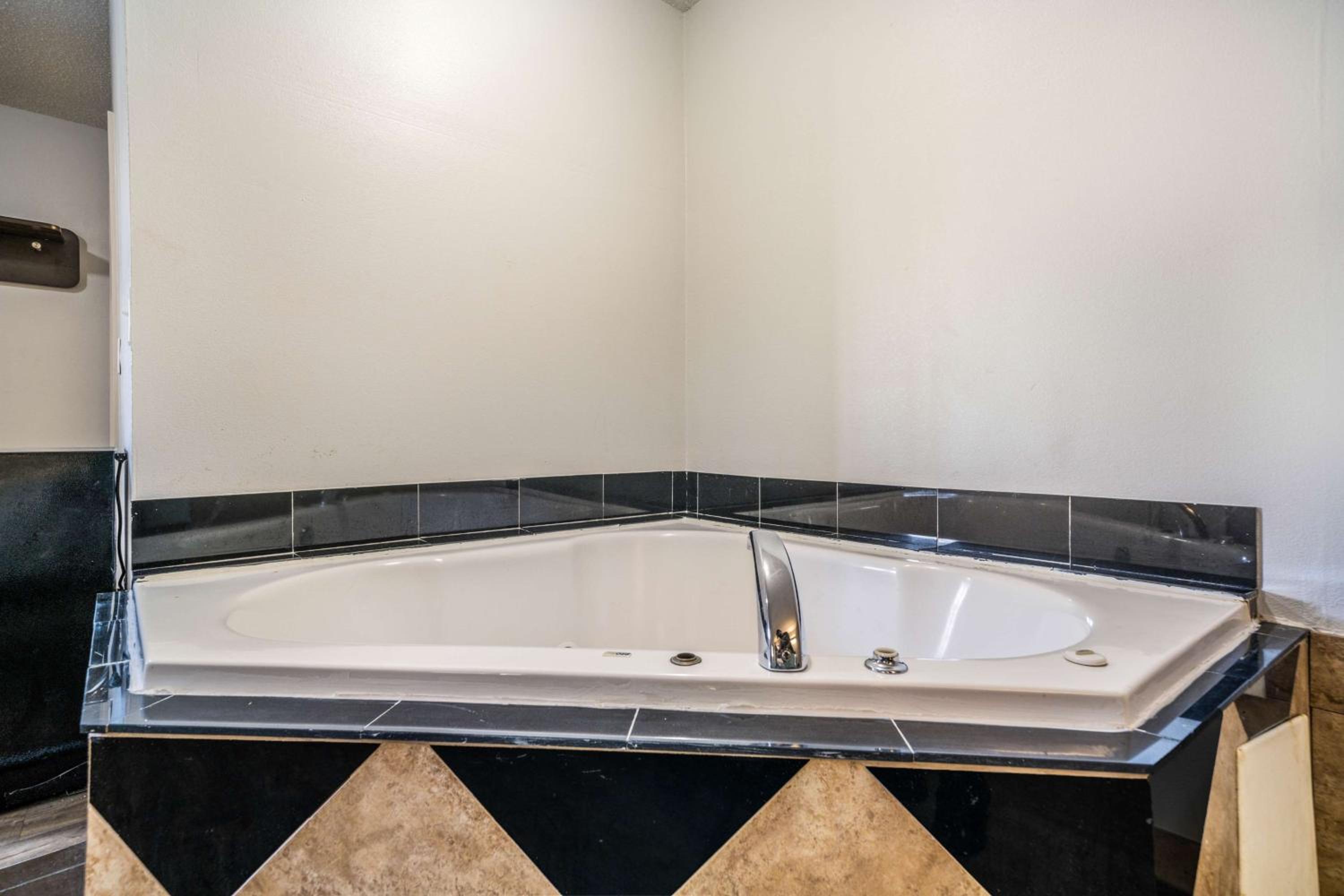 King Room with Spa Bath - Non-Smoking - Photo 5