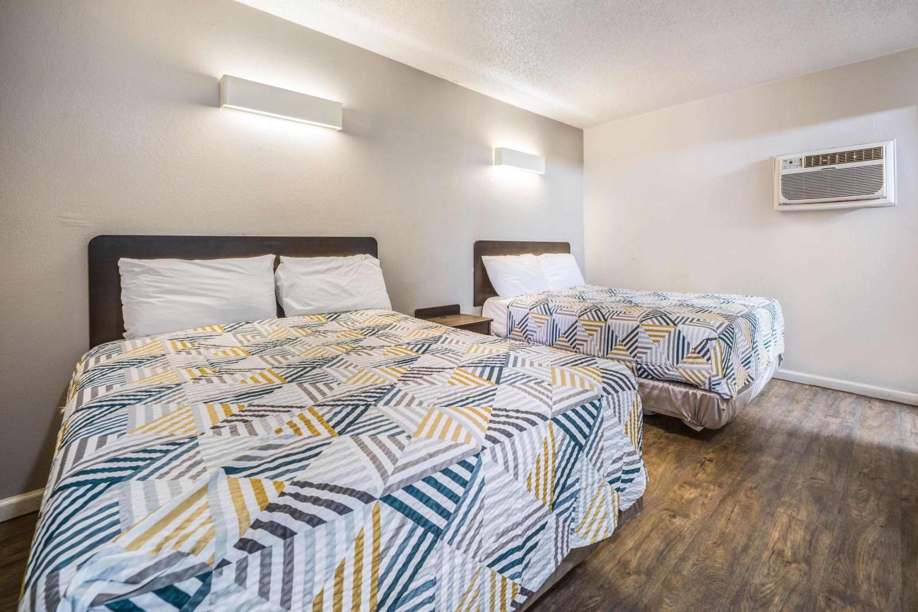 Quadruple Room - Non-Smoking - Photo 1