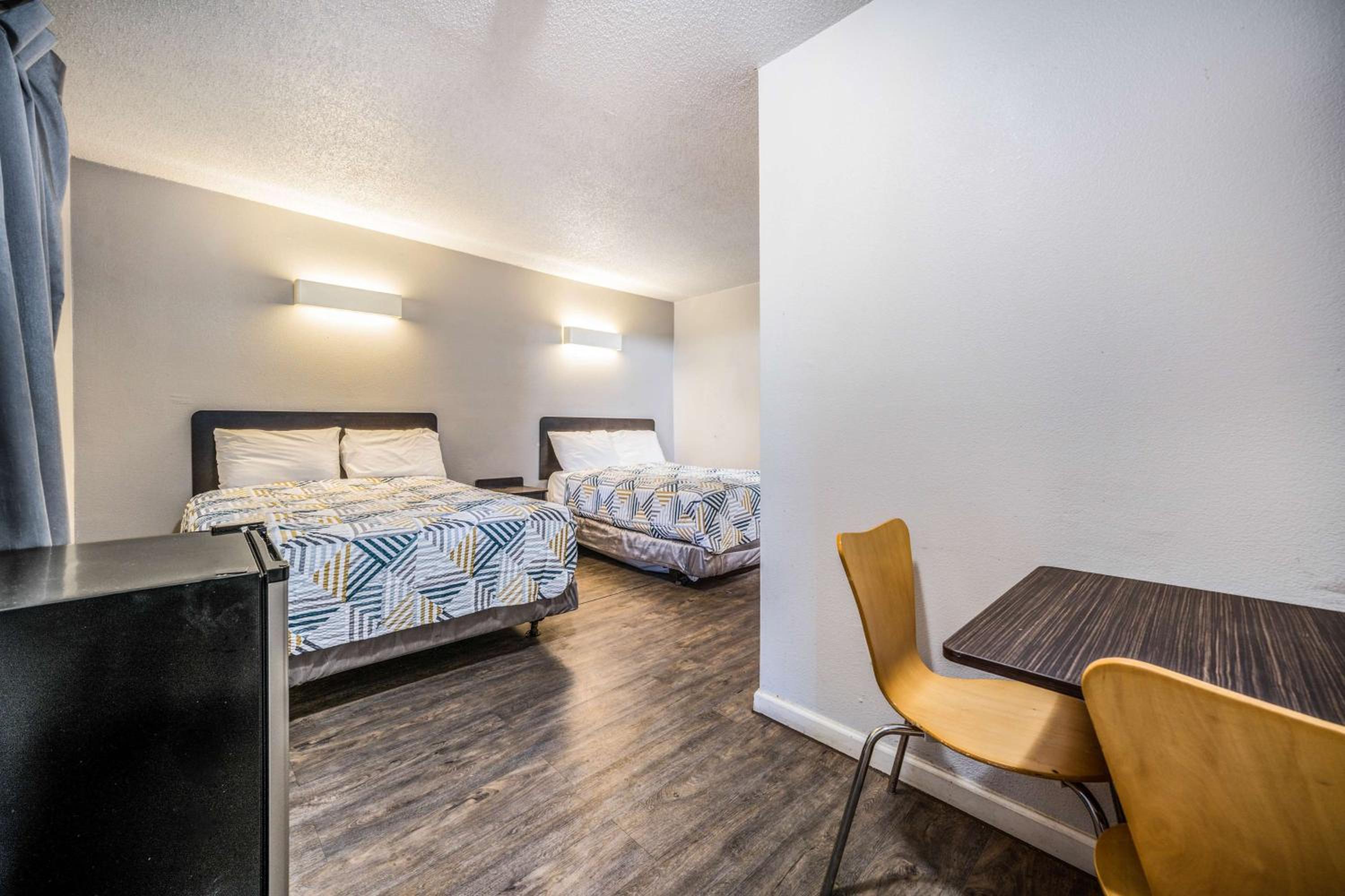 Quadruple Room - Non-Smoking - Photo 2