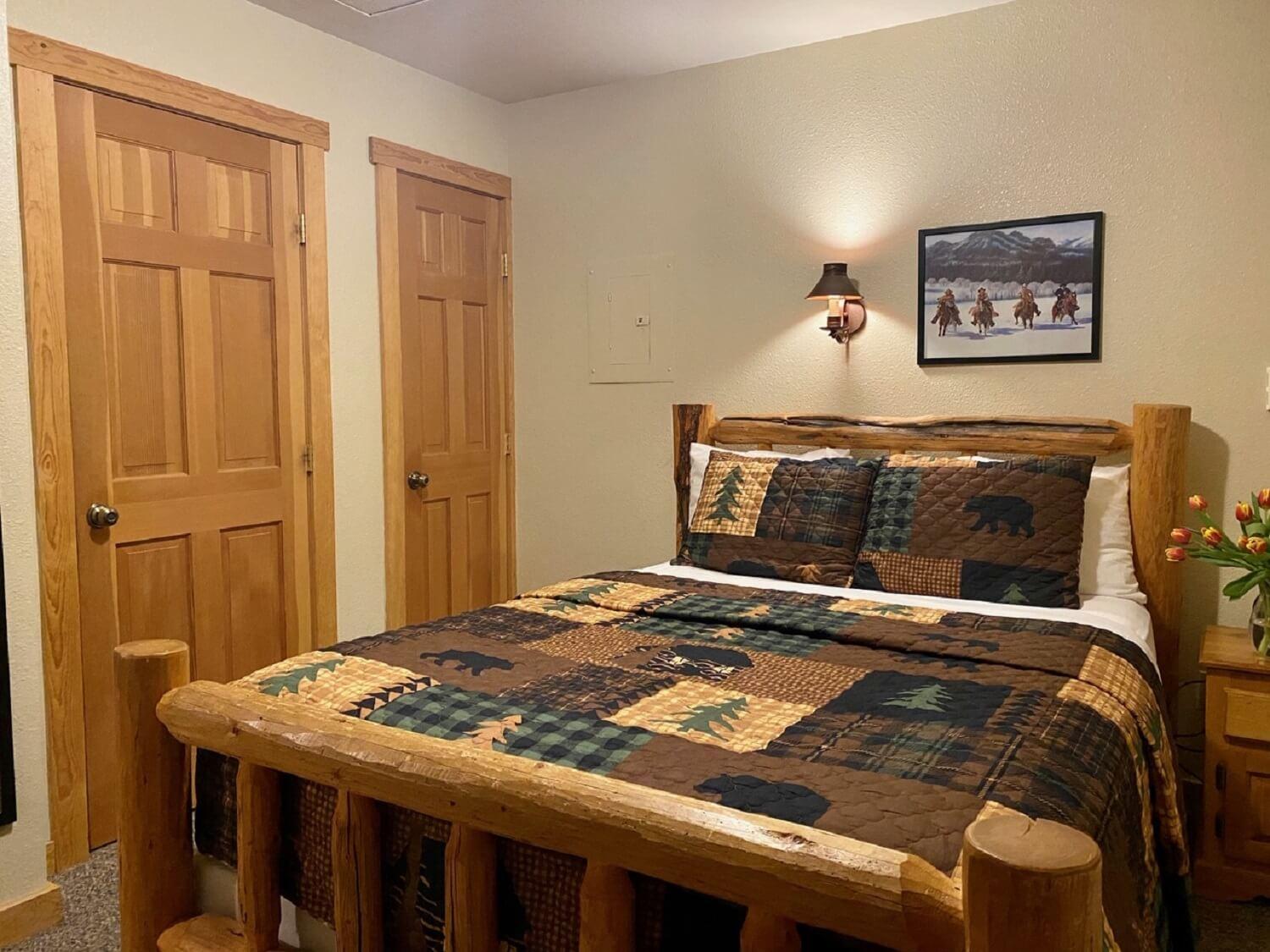 One-Bedroom Cozy Cabin with Private Deck Hot Tub - NON RIVER UNIT