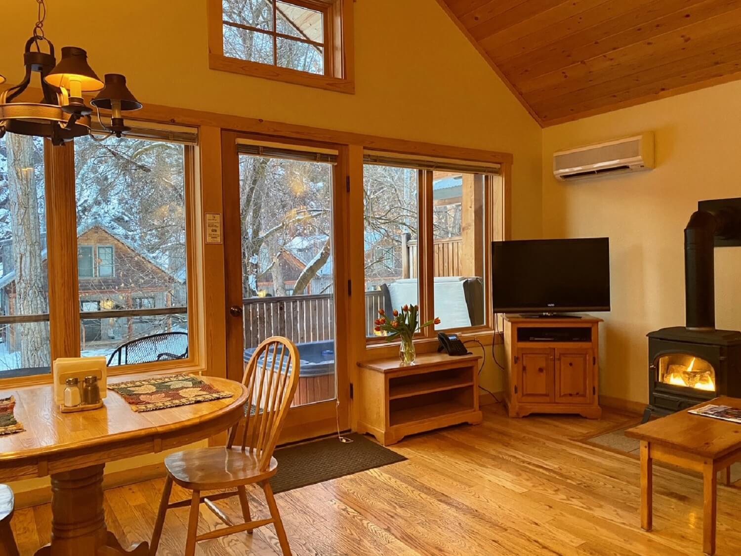 One-Bedroom Cozy Cabin with Private Deck Hot Tub - NON RIVER UNIT, photo 6