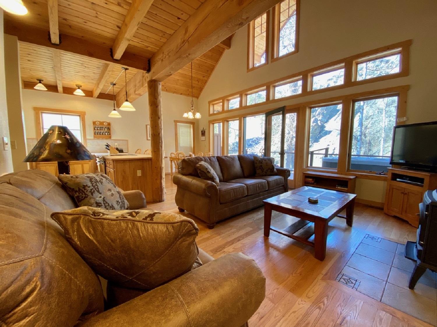 Three-Bedroom Riverside Cabin with Private Deck Hot Tub
