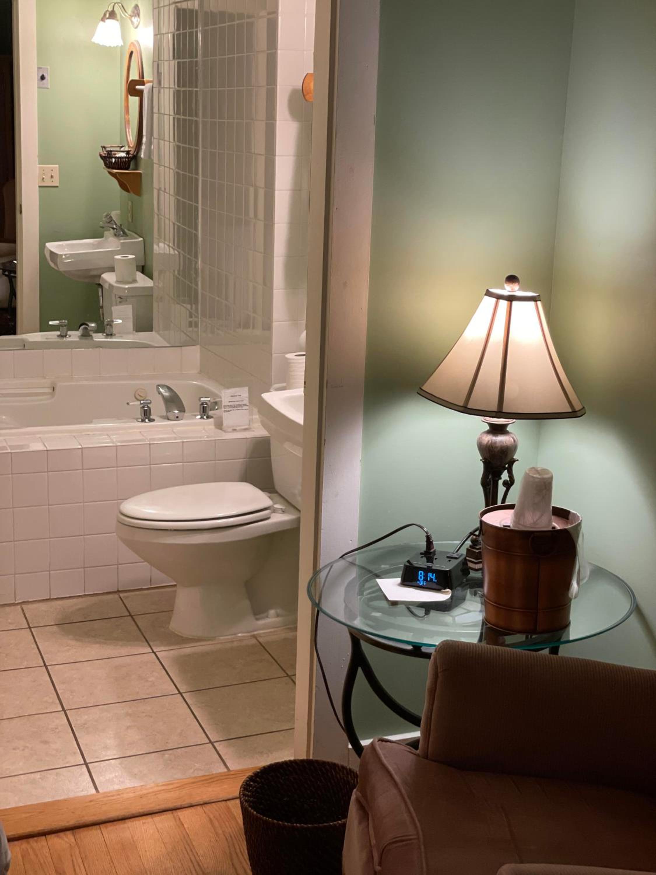 King Room - Non-Smoking photo 2