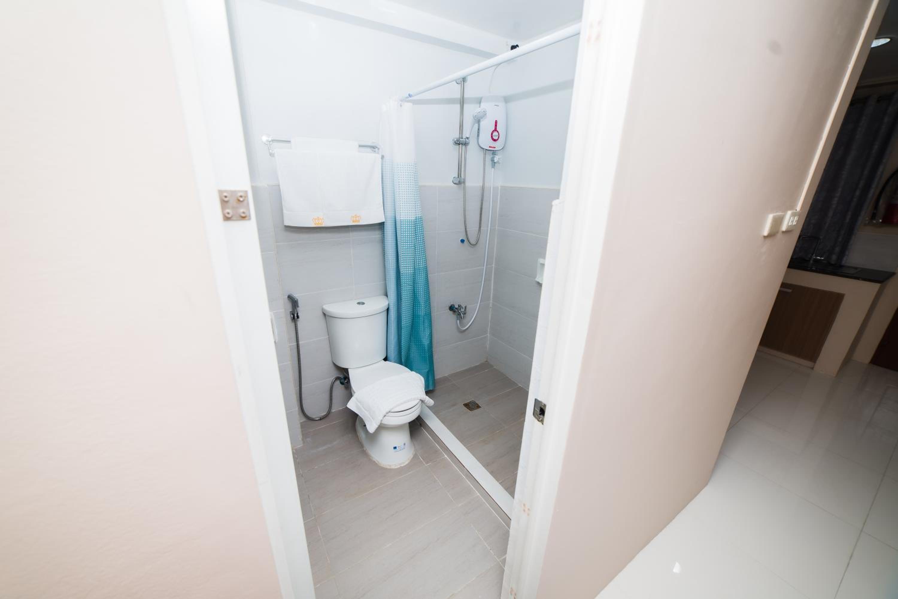 Deluxe Queen Suite - Photo 5