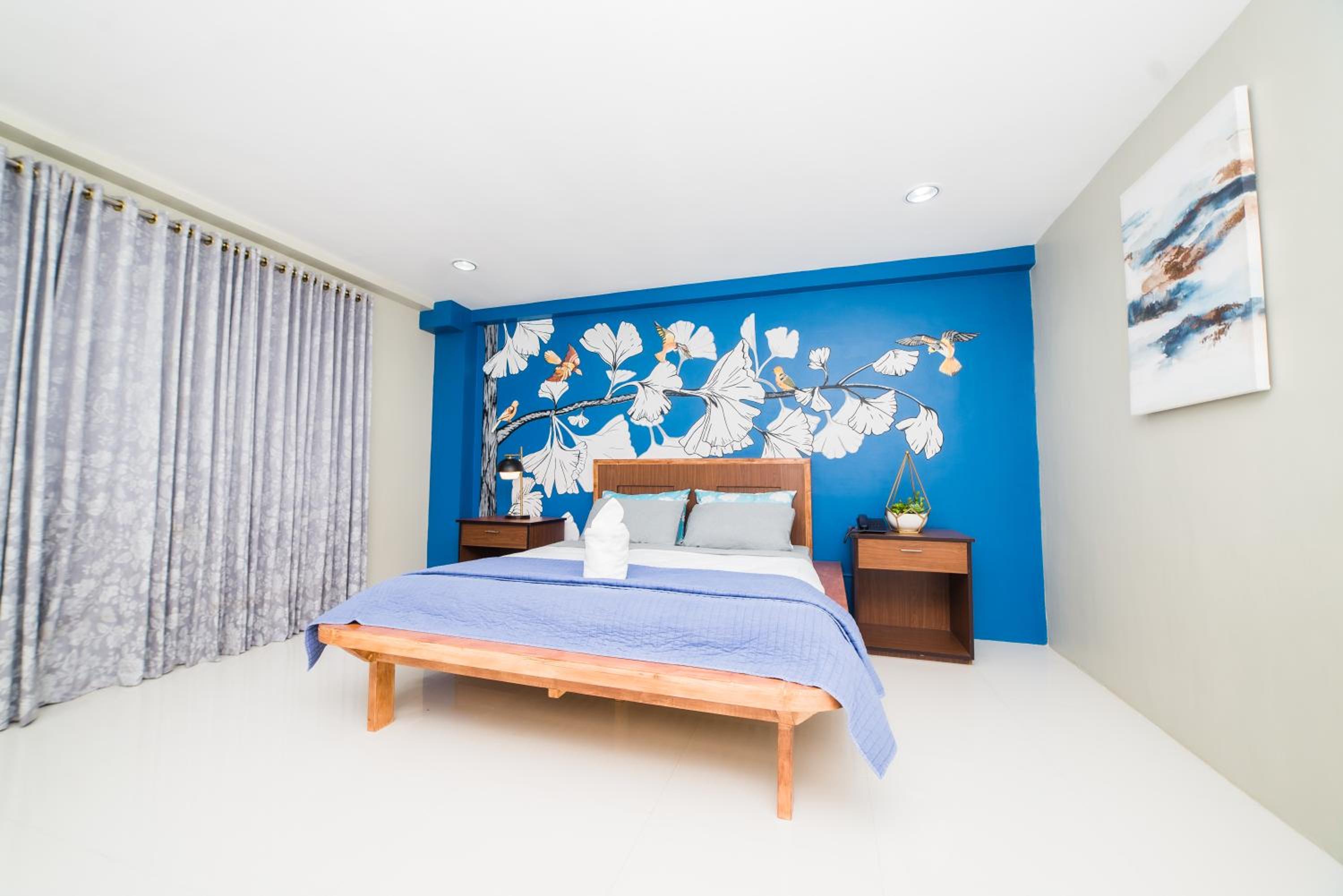 Deluxe Queen Suite - Photo 3