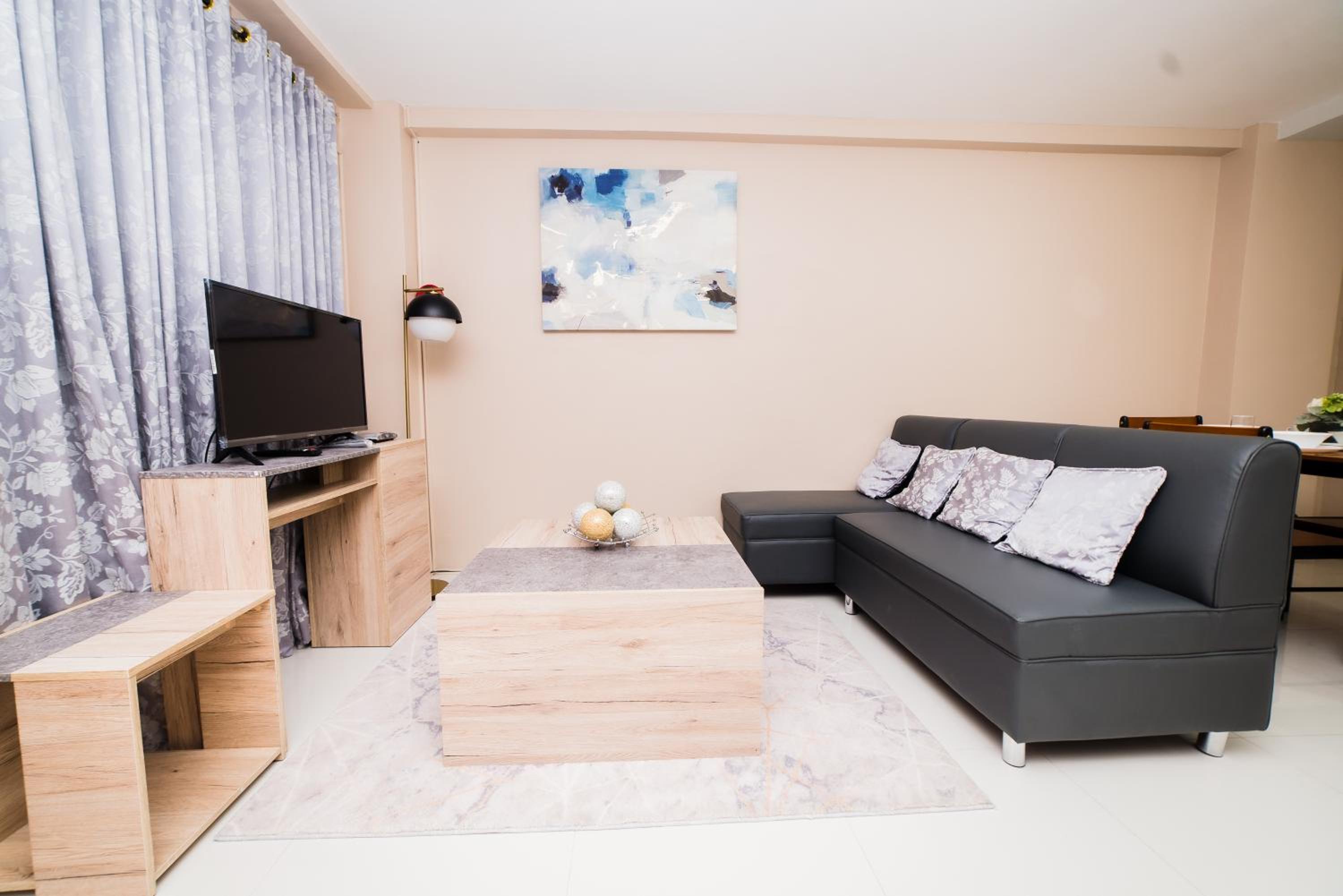 Deluxe Queen Suite - Photo 2