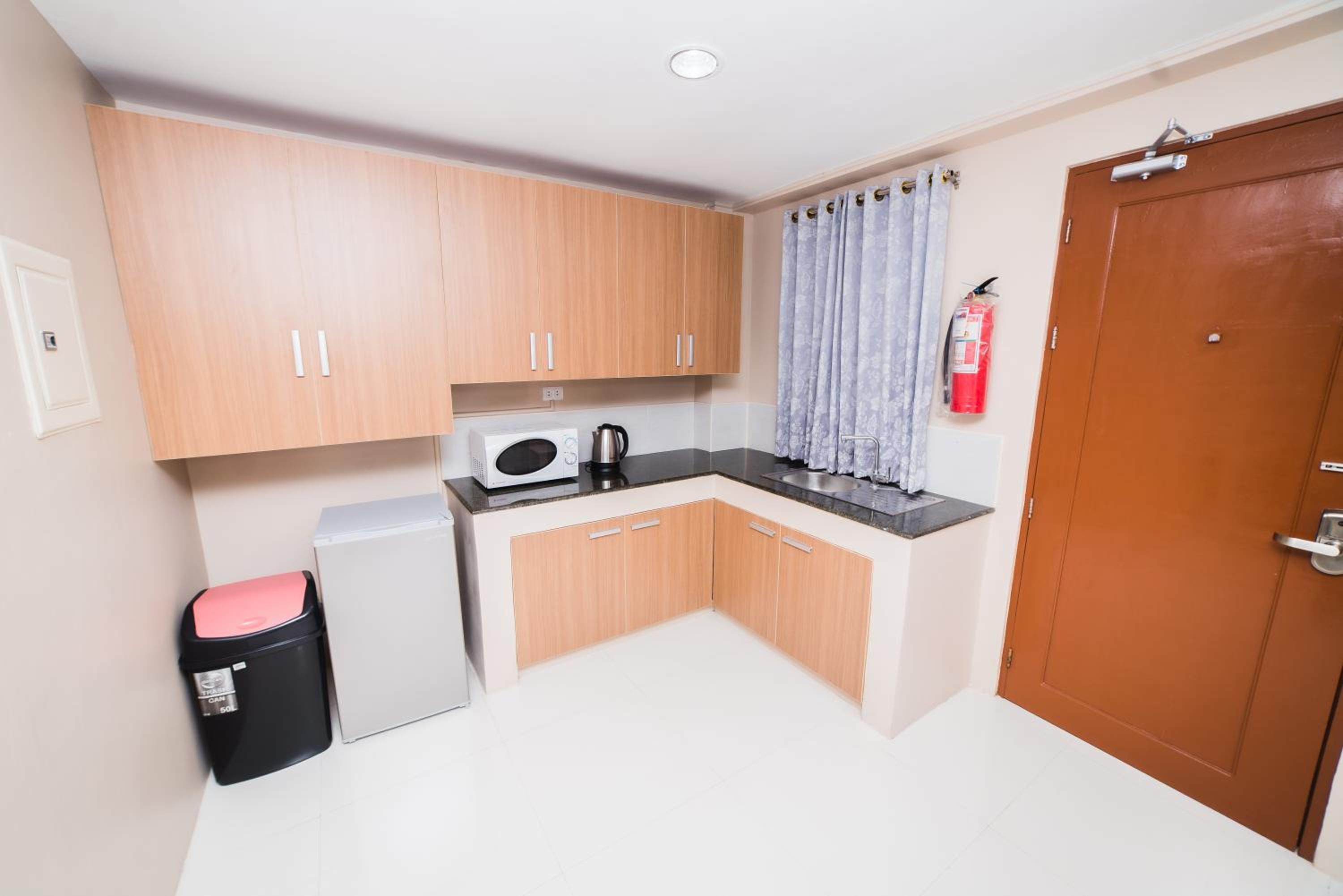 Deluxe Queen Suite - Photo 9