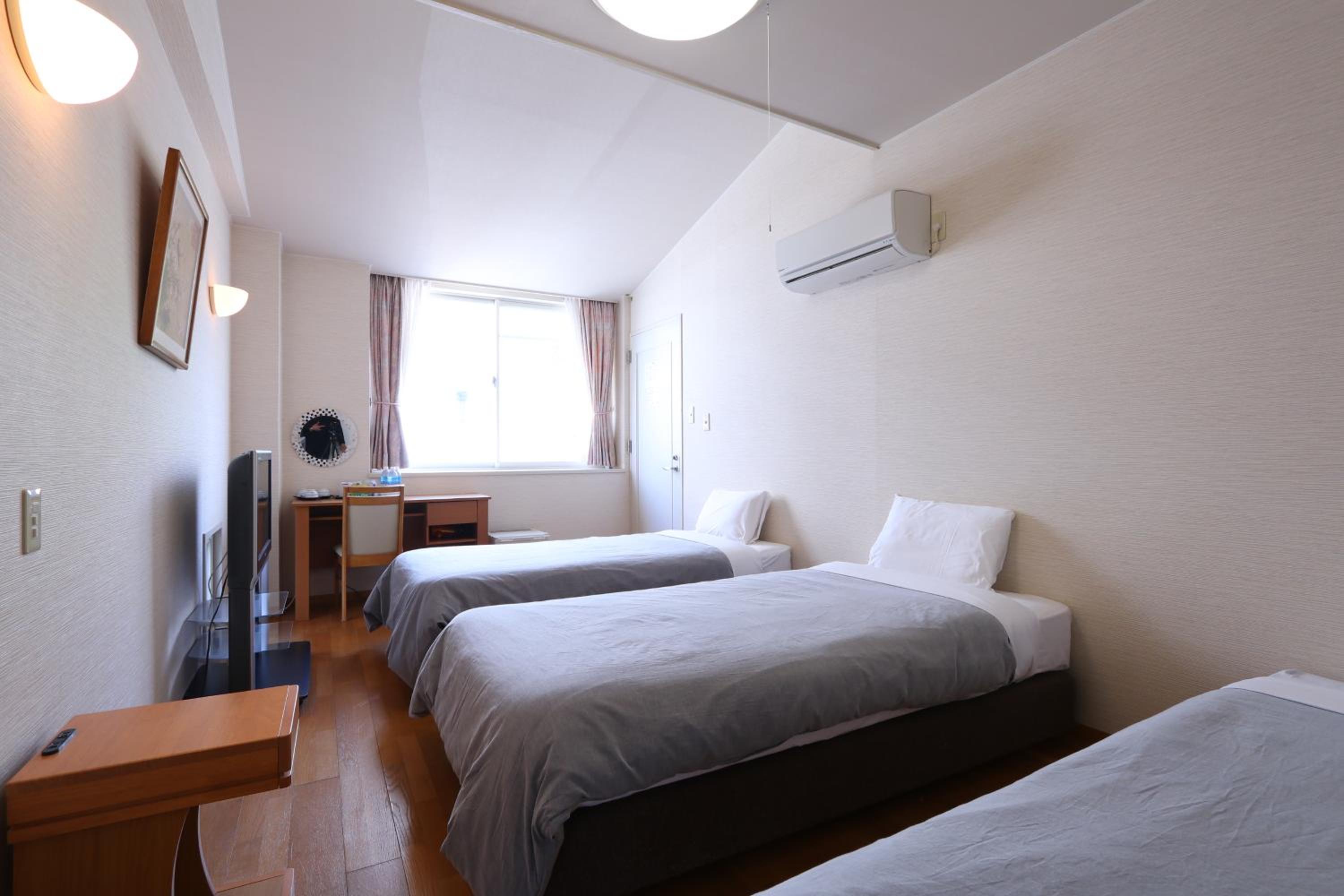 Economy Triple Room with Shared Bathroom photo 2