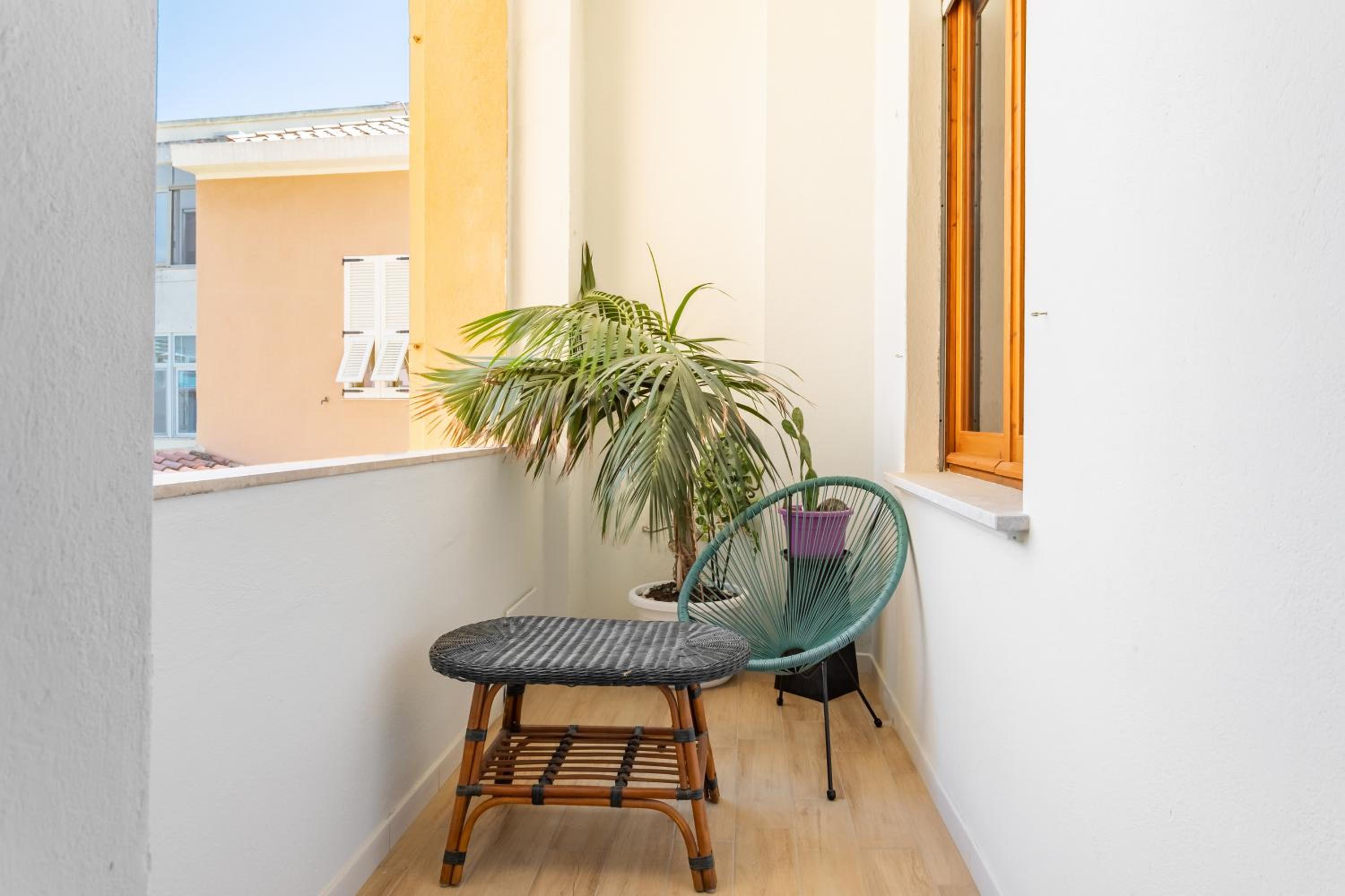 Double Room with Balcony - Photo 9