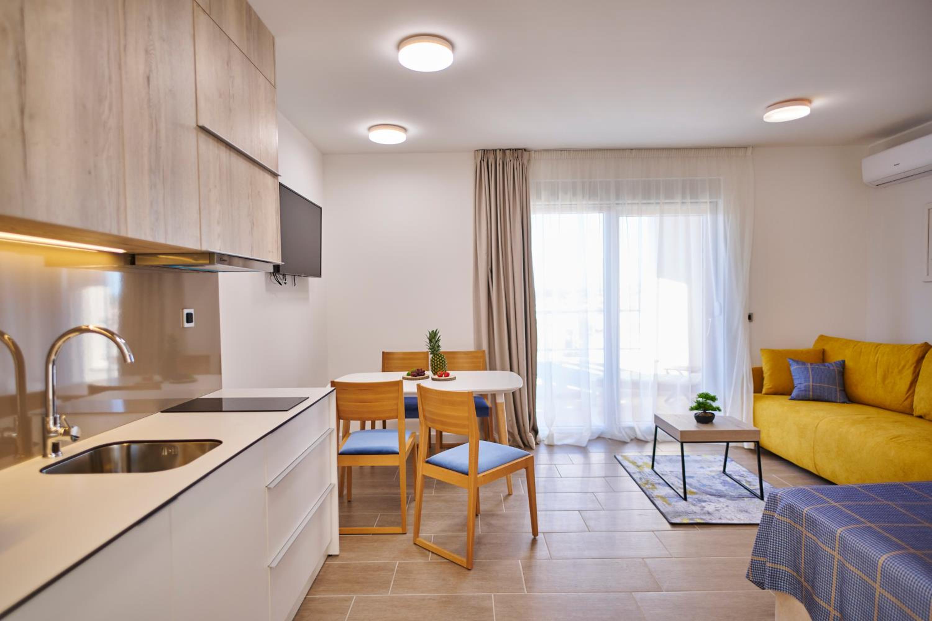Studio Apartment with Balcony - Photo 2
