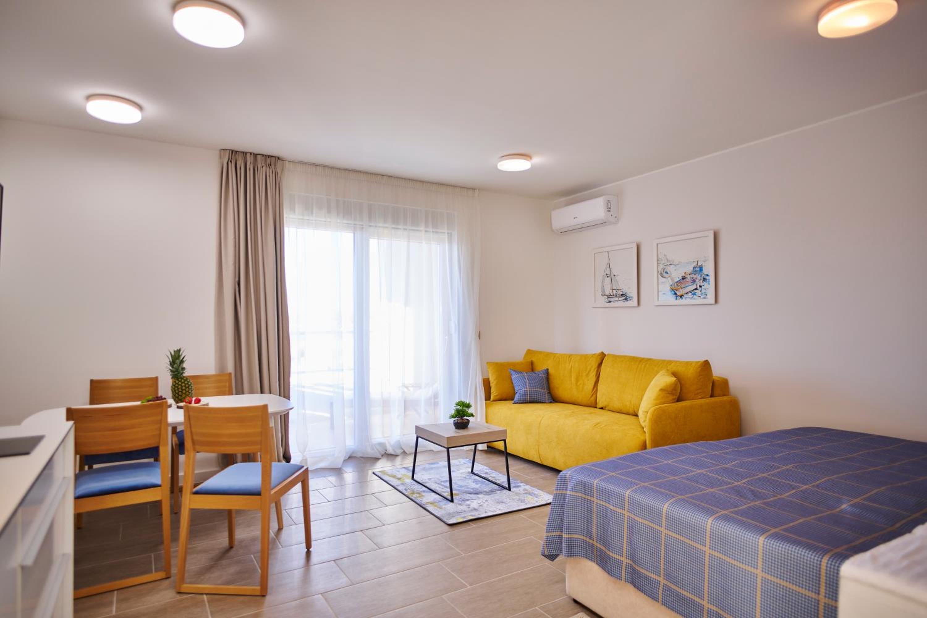 Studio Apartment with Balcony - Photo 5