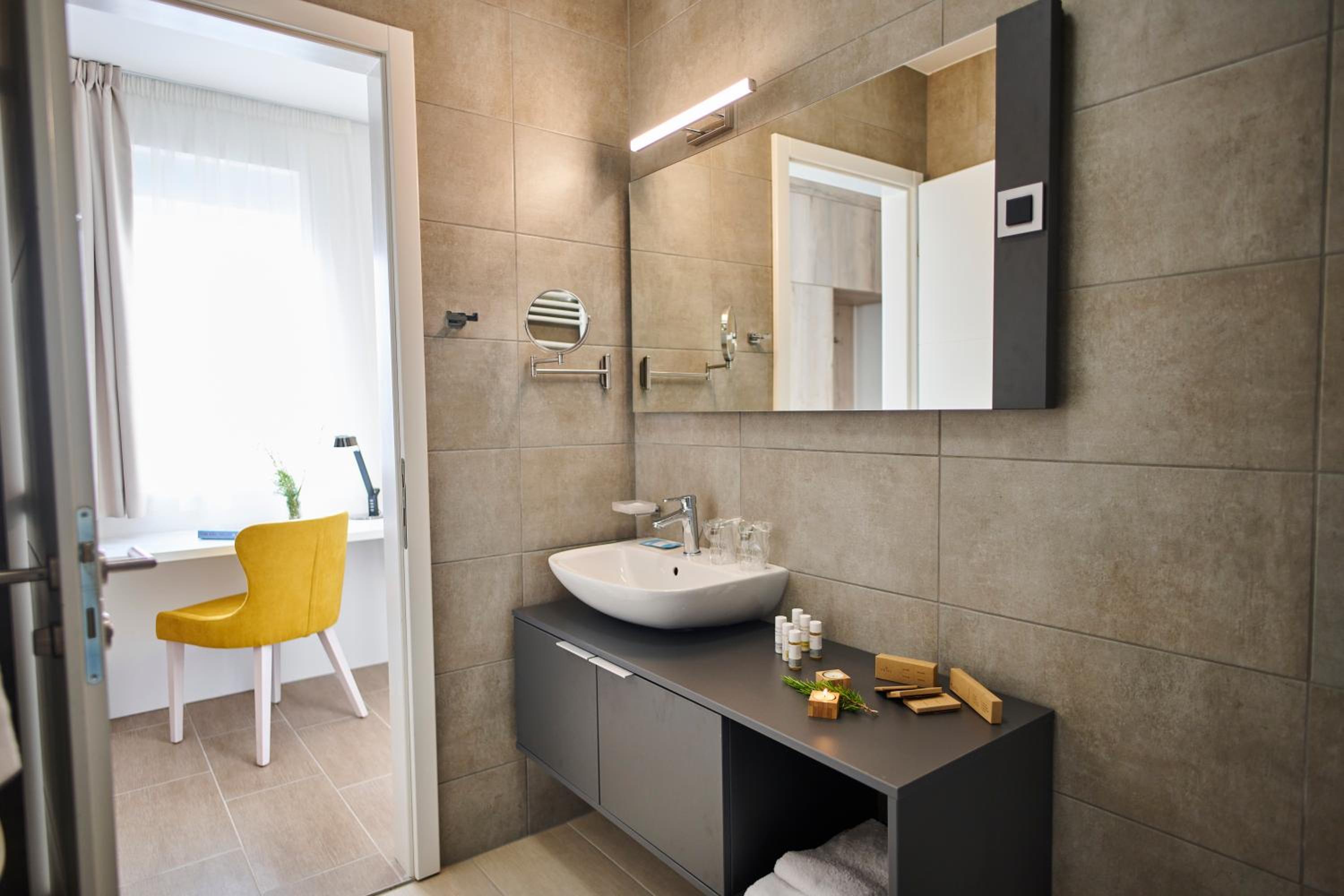 Studio Apartment with Balcony - Photo 13