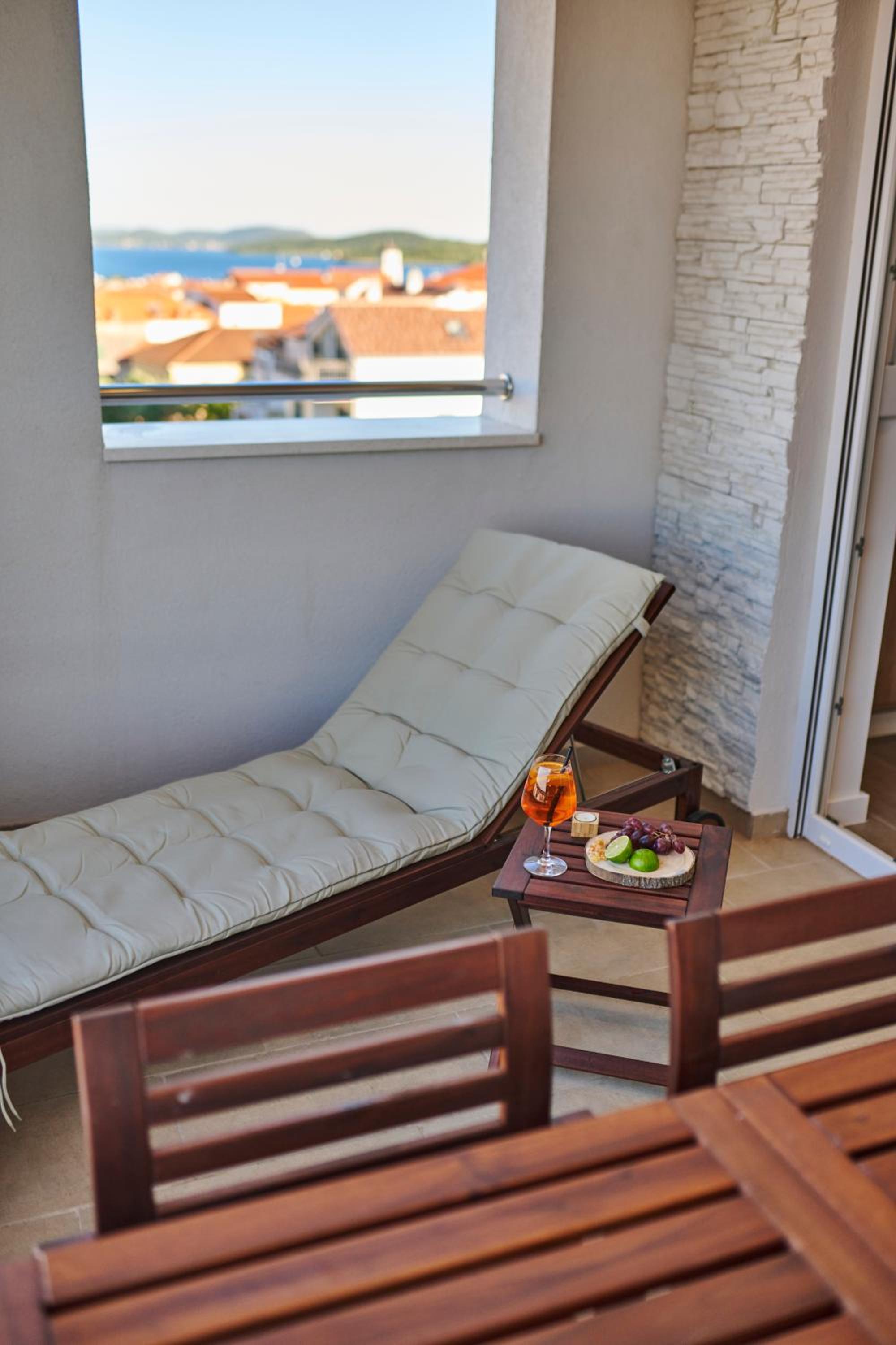 One-Bedroom Apartment with Balcony and Sea View - Photo 14