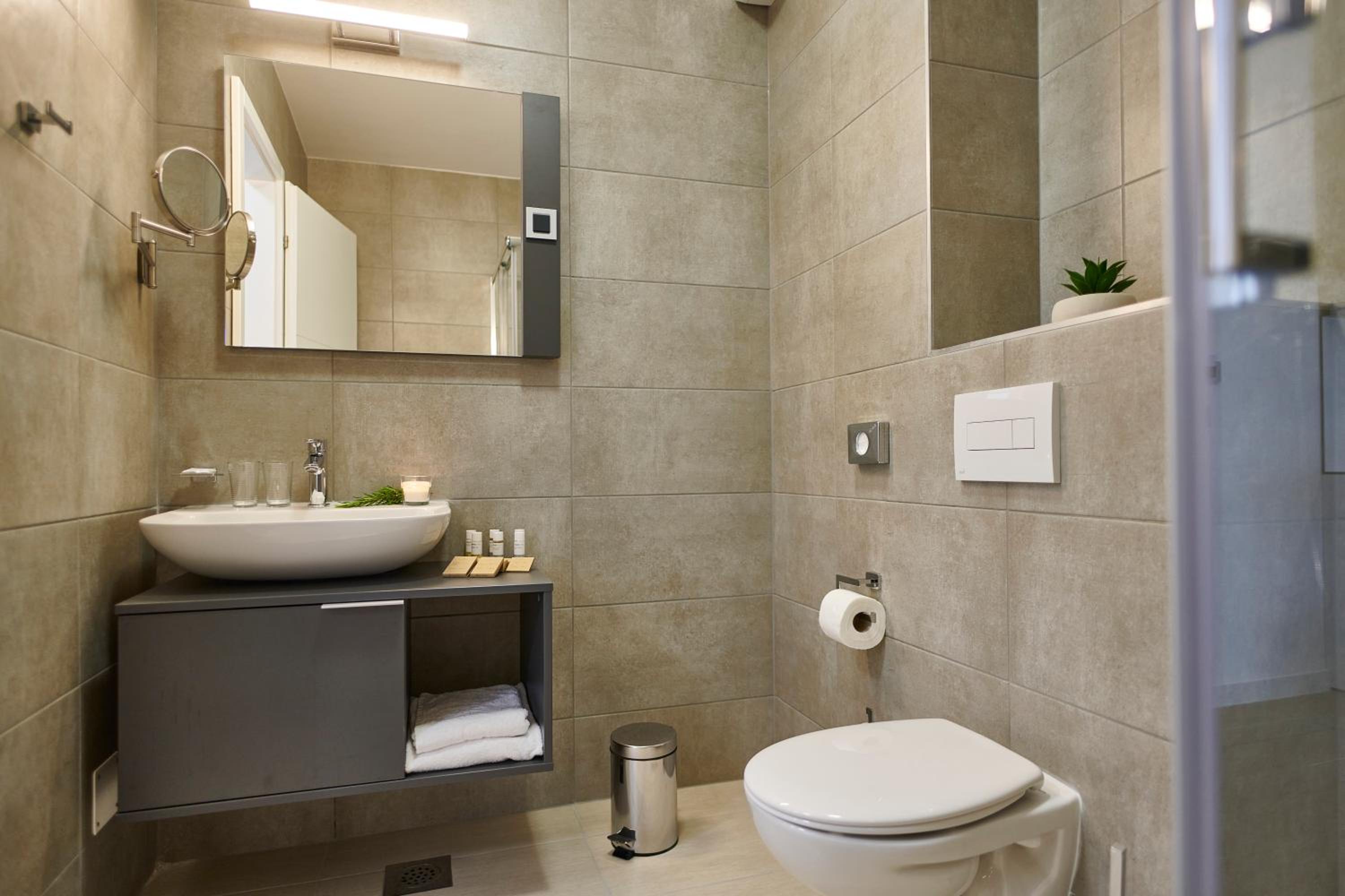 Studio Apartment with Balcony - Photo 12