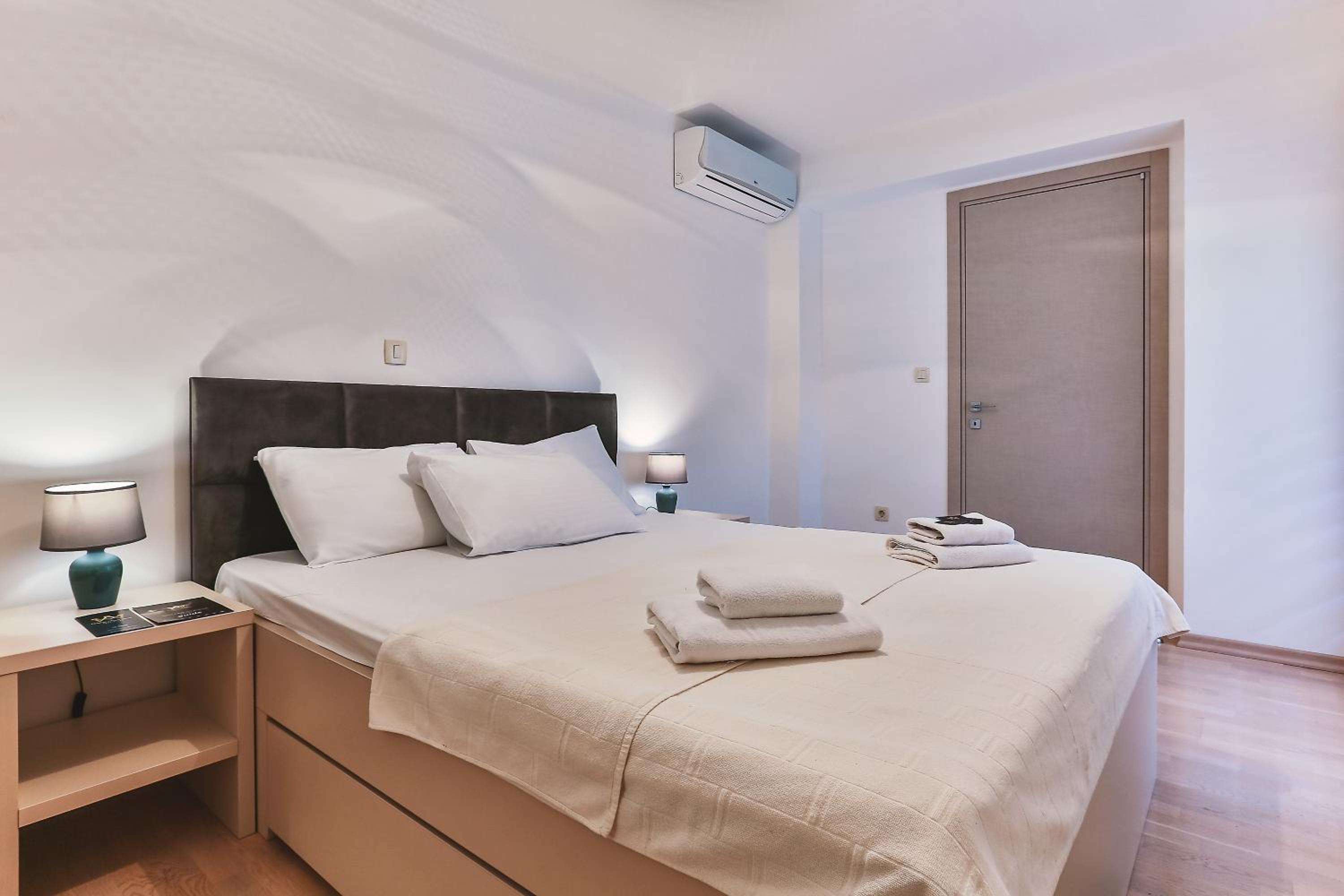 Deluxe Two-Bedroom Apartment with Terrace and Sea View photo 1