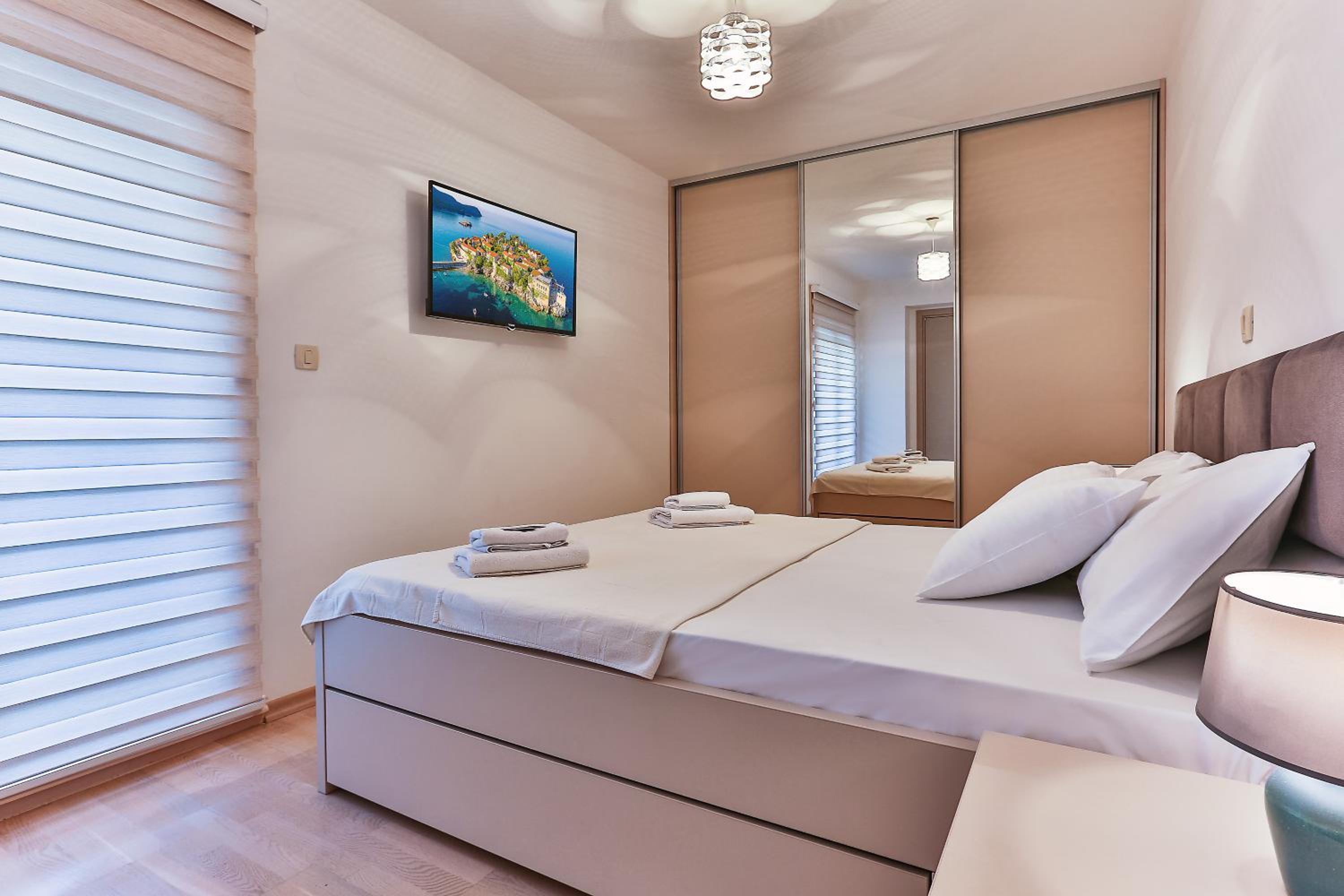 Deluxe Two-Bedroom Apartment with Terrace and Sea View photo 3