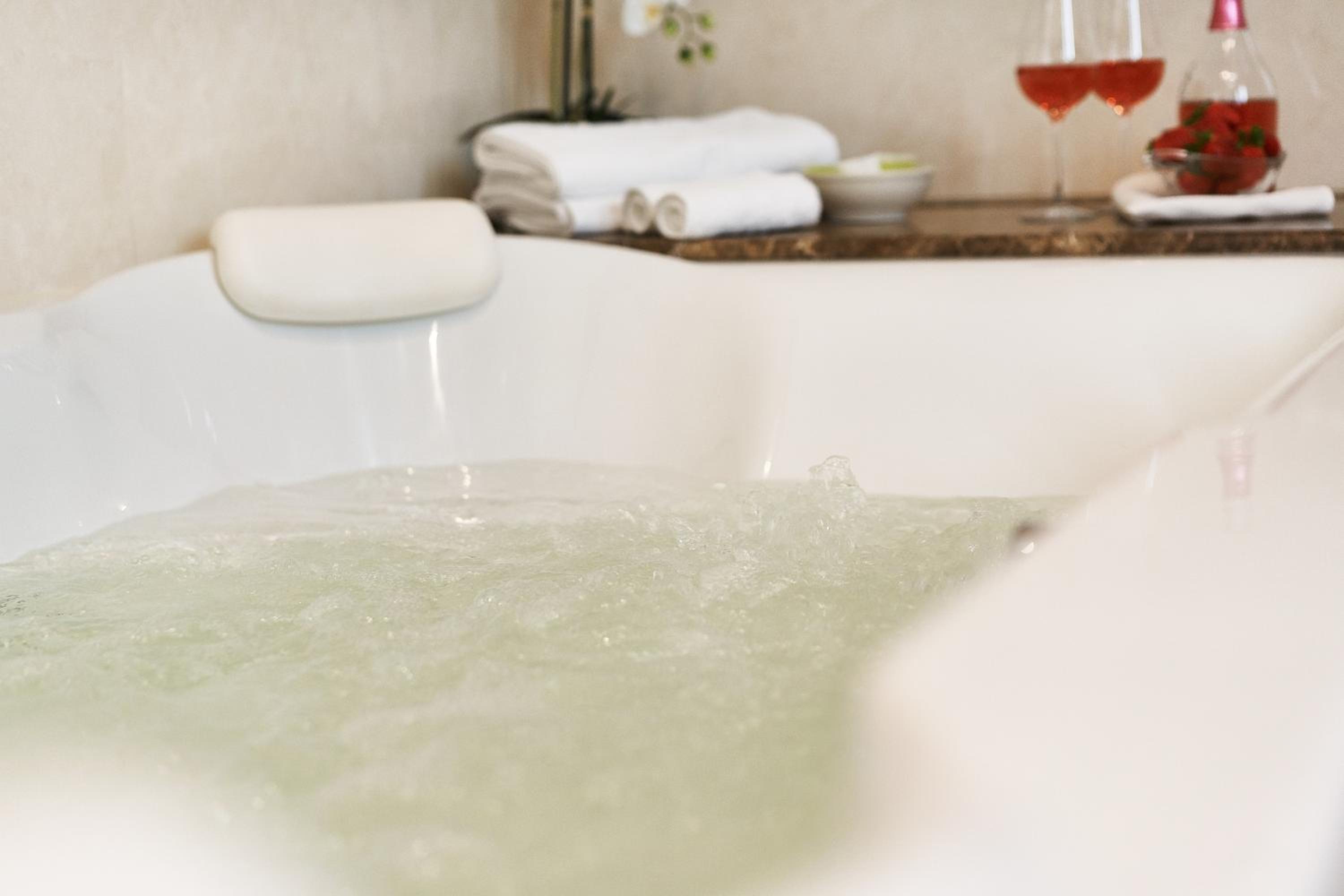 King Suite with Whirlpool Bath and Air conditioning - Photo 2