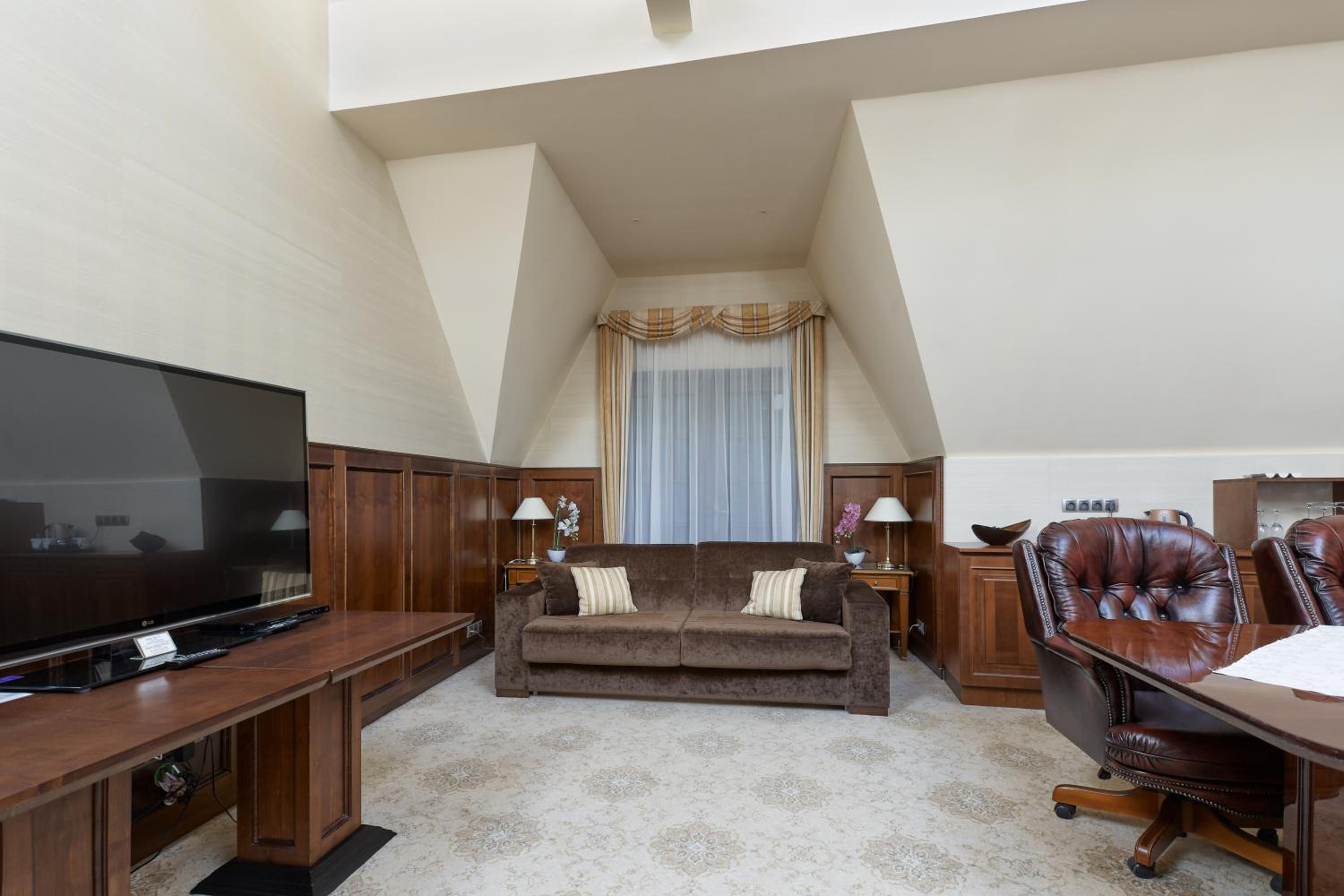 King Suite with Whirlpool Bath and Air conditioning - Photo 1
