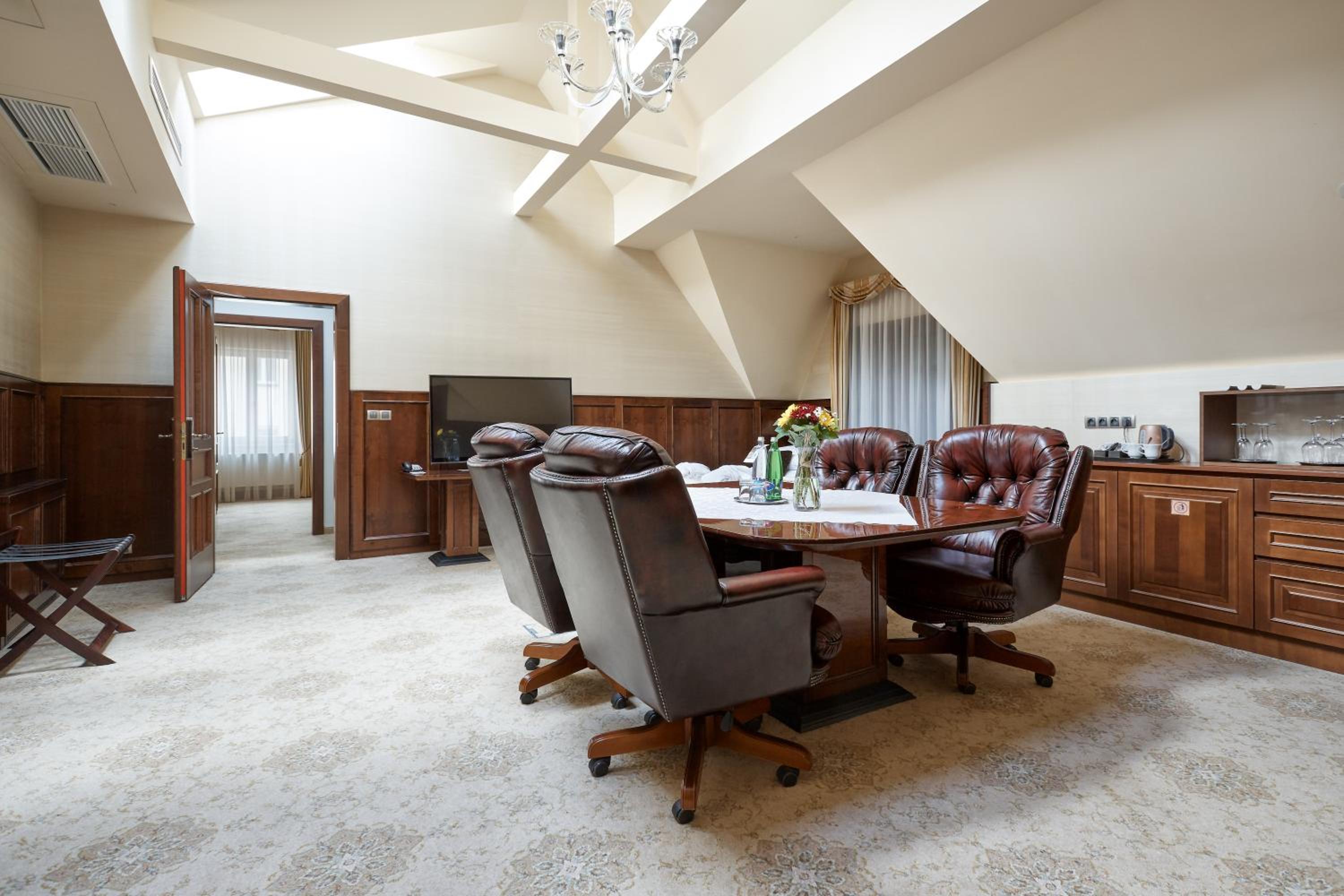 King Suite with Whirlpool Bath and Air conditioning - Photo 6