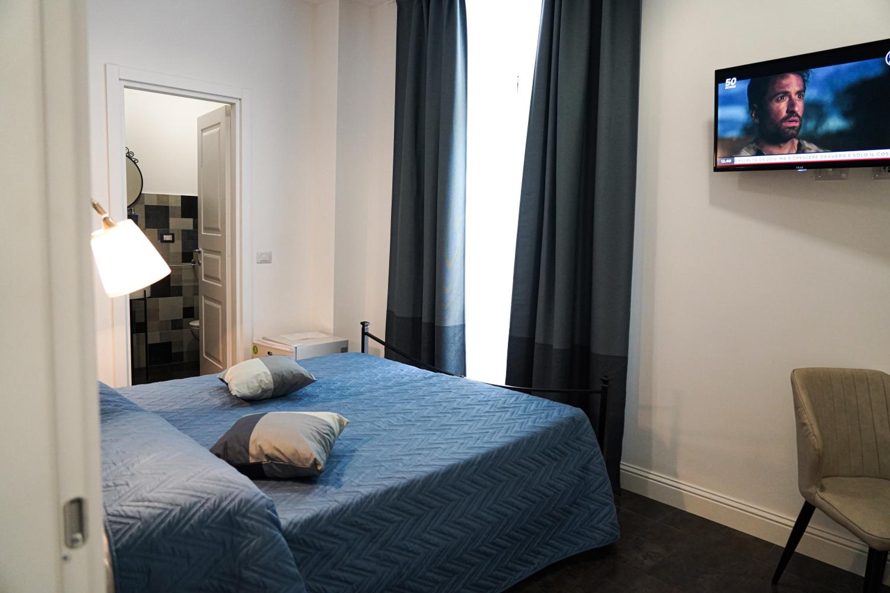 Deluxe Double Room with Balcony - Photo 13