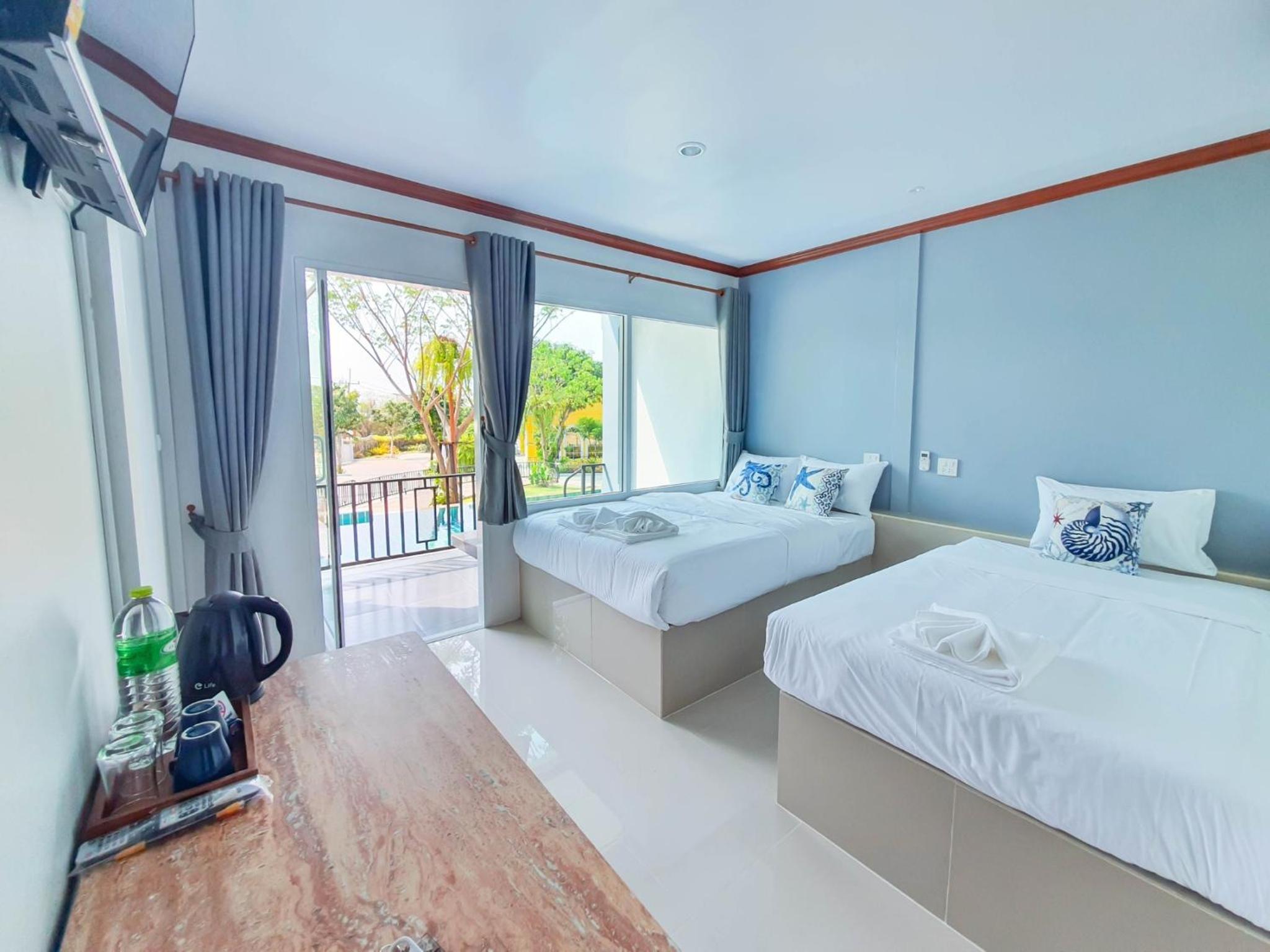 Twin Room with Pool View photo 2