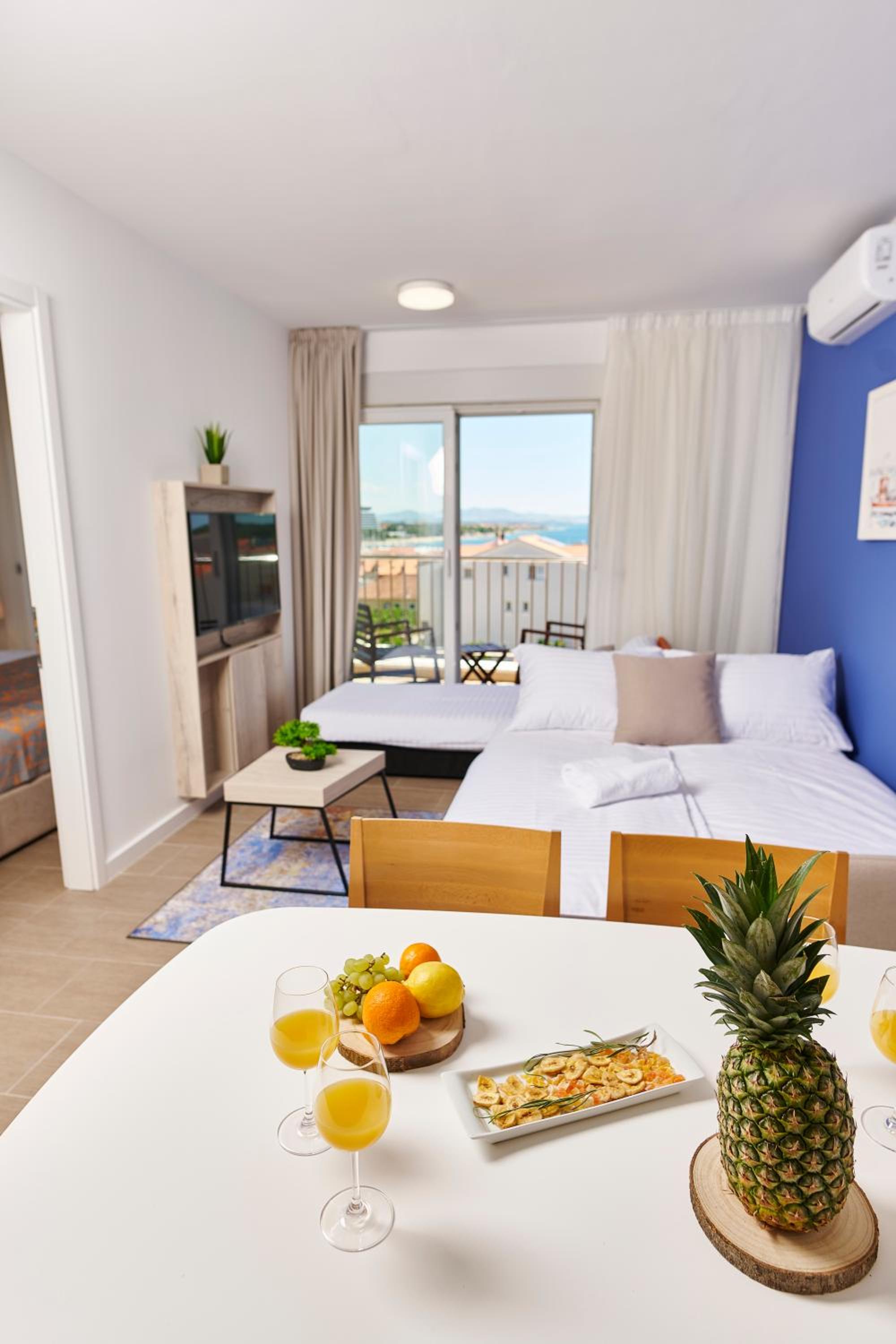 One-Bedroom Apartment with Balcony and Sea View - Photo 9