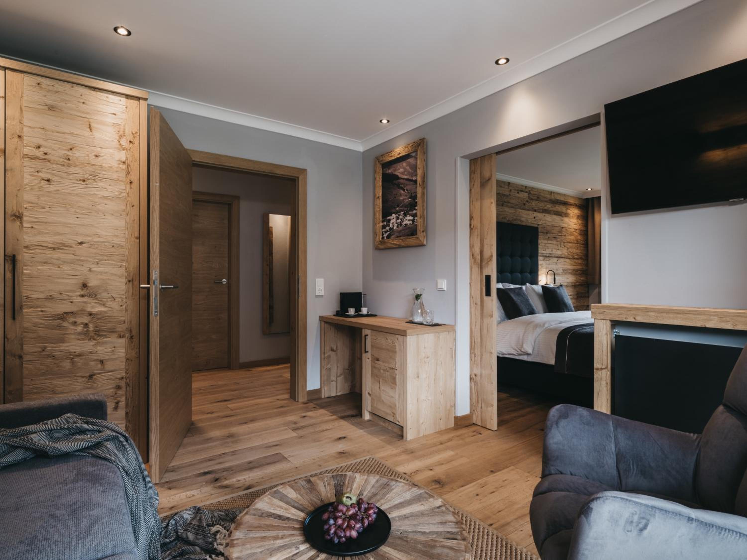 One-Bedroom Suite - Photo 3