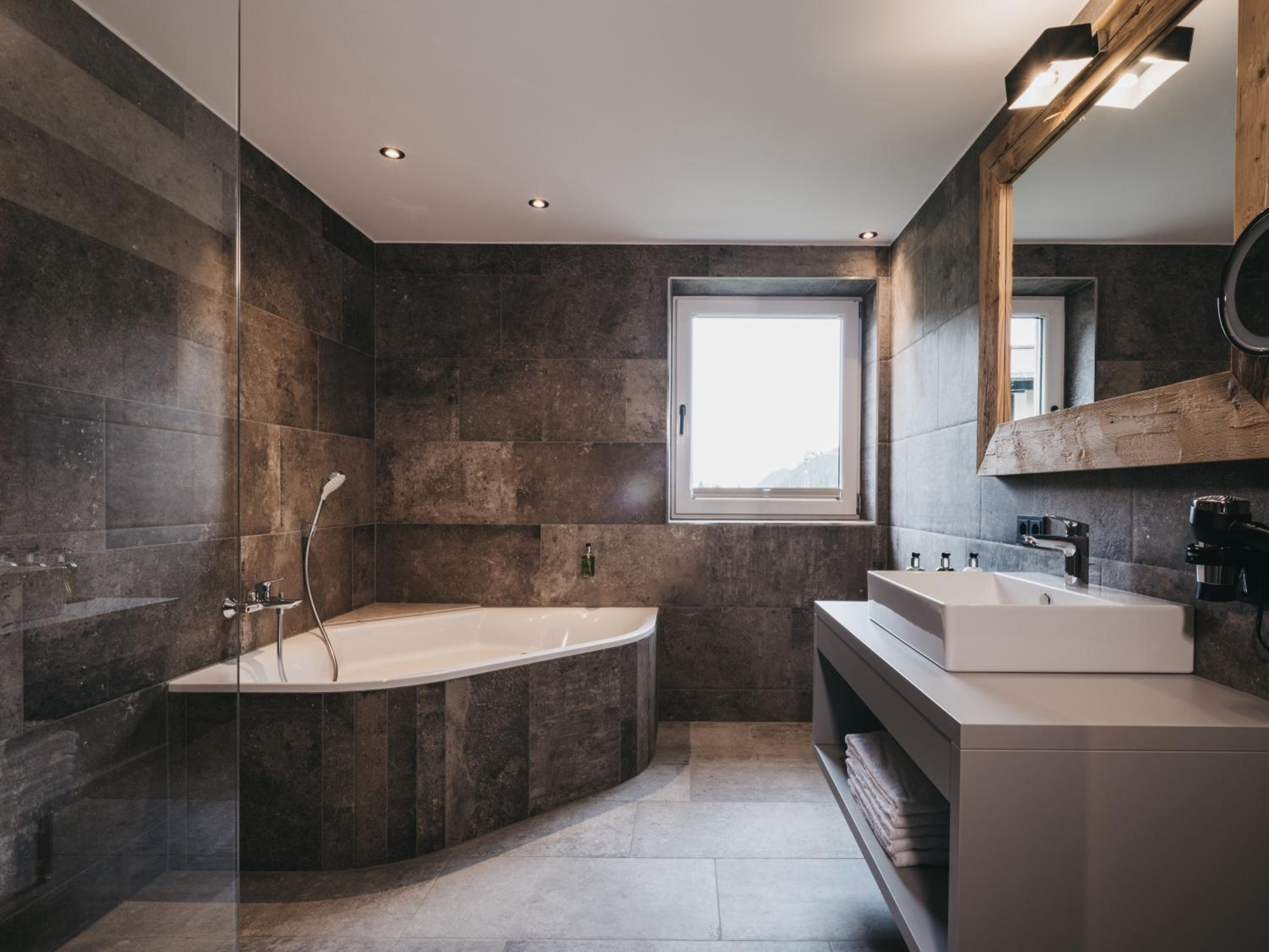 One-Bedroom Suite - Photo 2