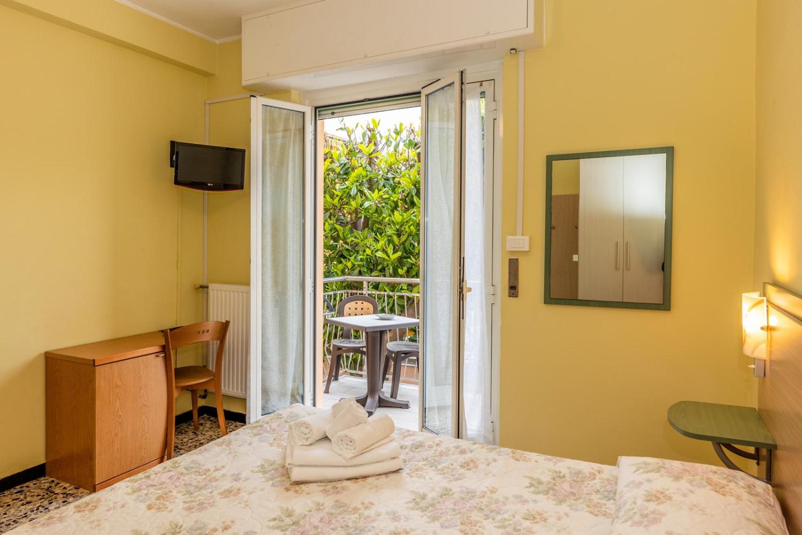 Double Room with Balcony - Photo 2