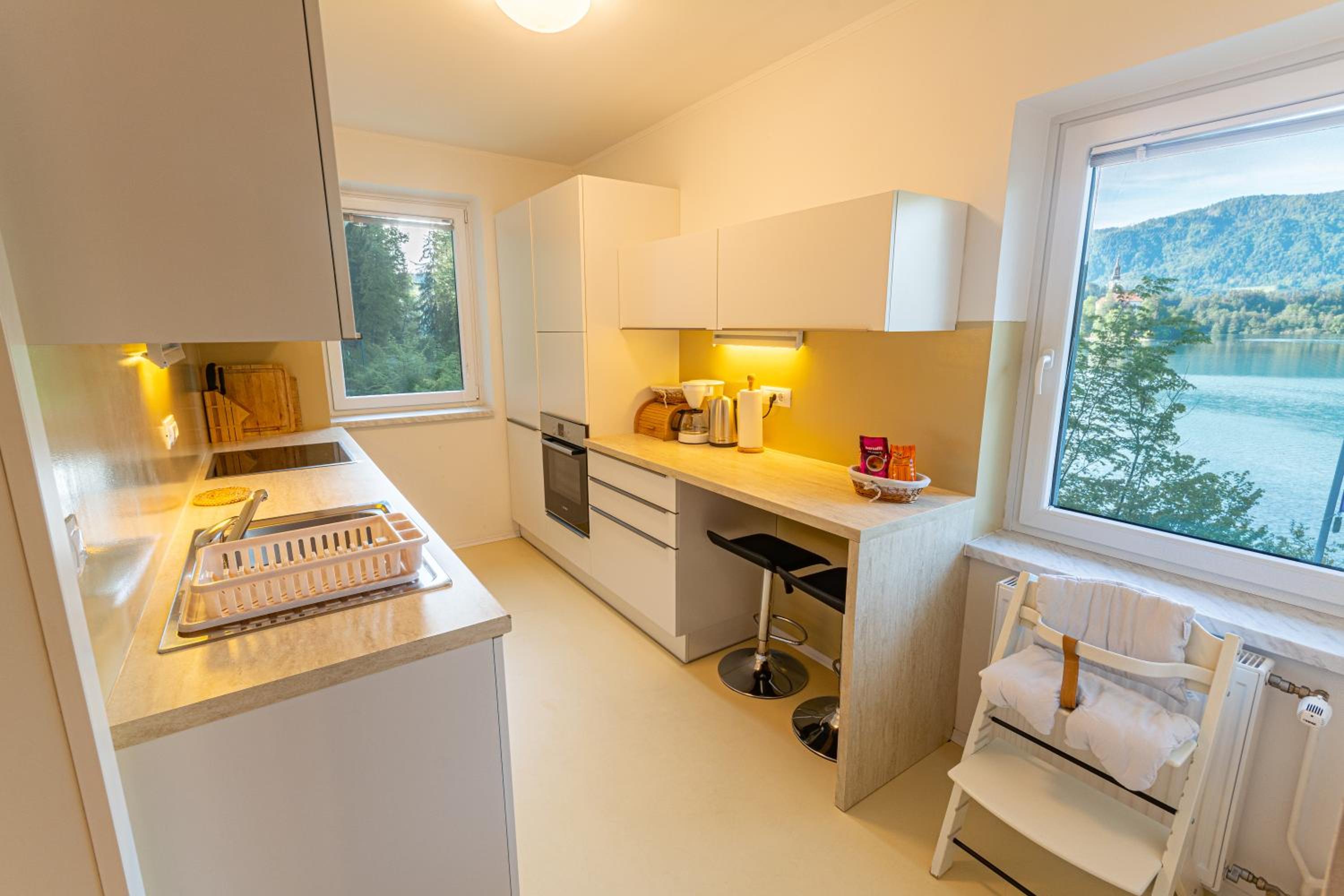 Three-Bedroom Apartment with Balcony and Lake View photo 3