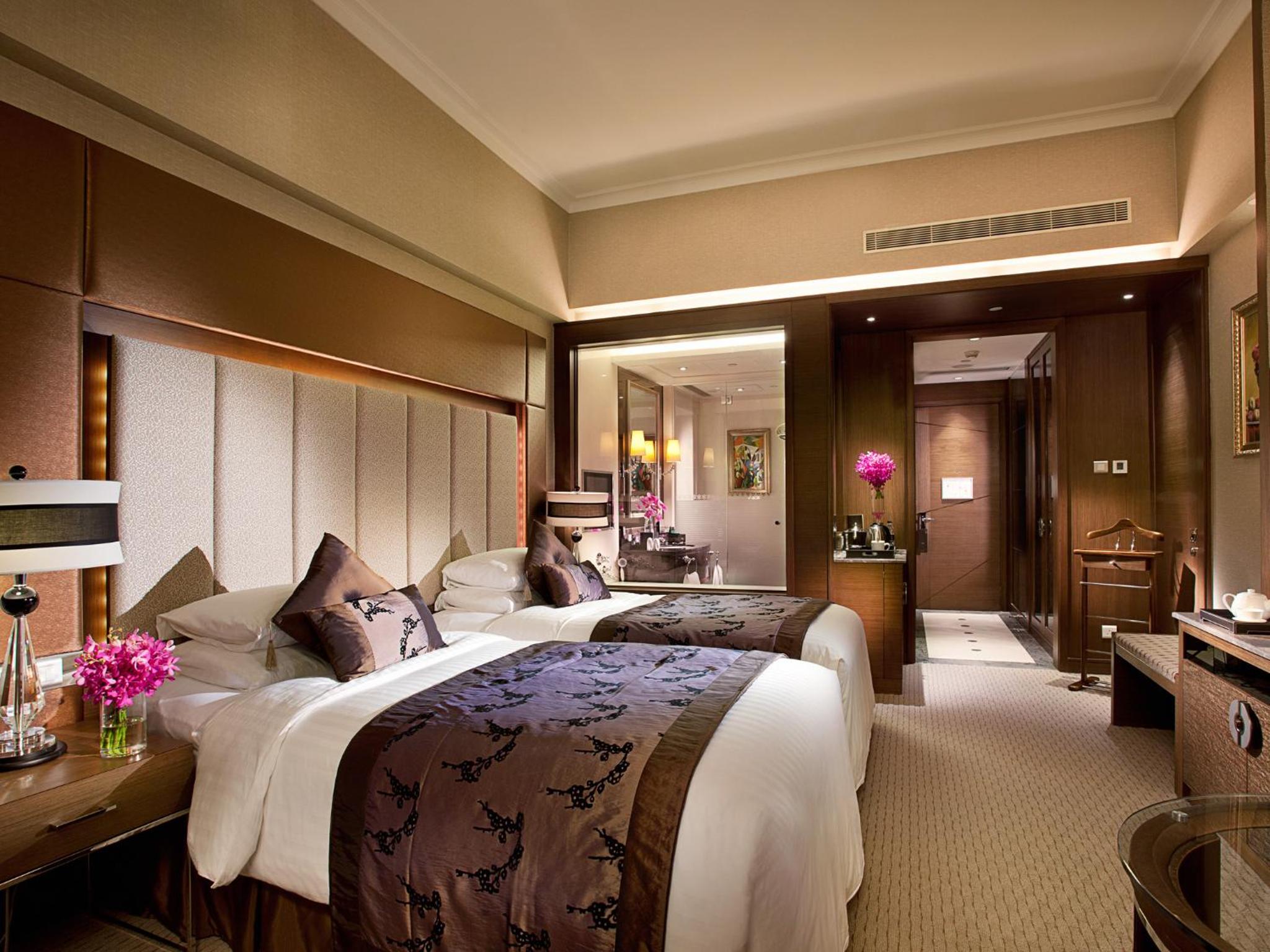 Superior Twin Room with City View - Photo 2