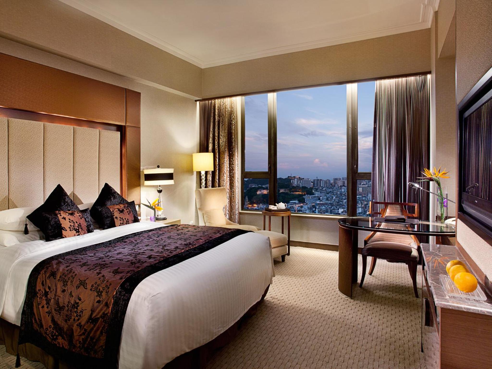 Superior King Room with City View - Photo 2