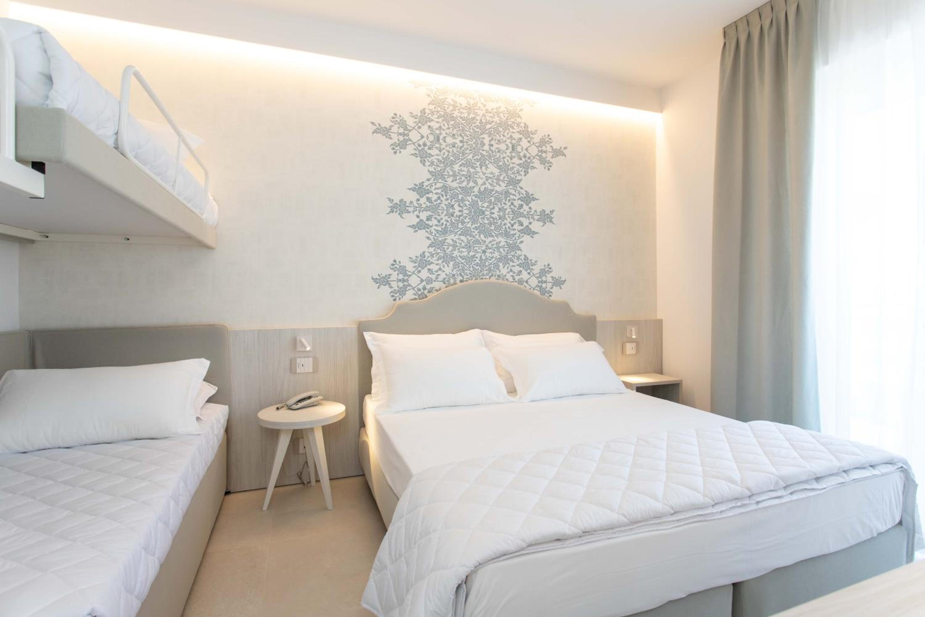 Superior Quadruple Room with Side Sea View photo 3
