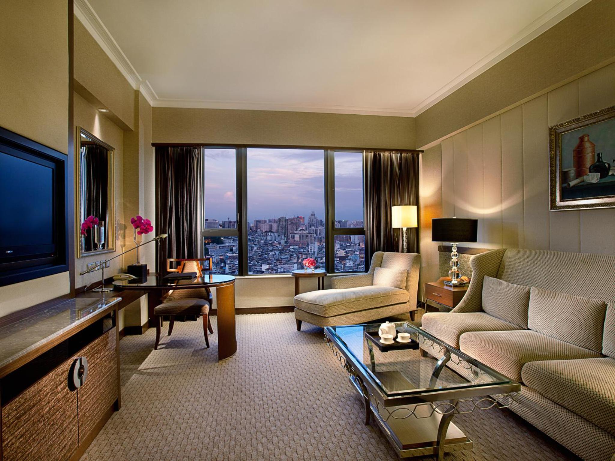 Junior King Suite with Privilege Benefit - Photo 3