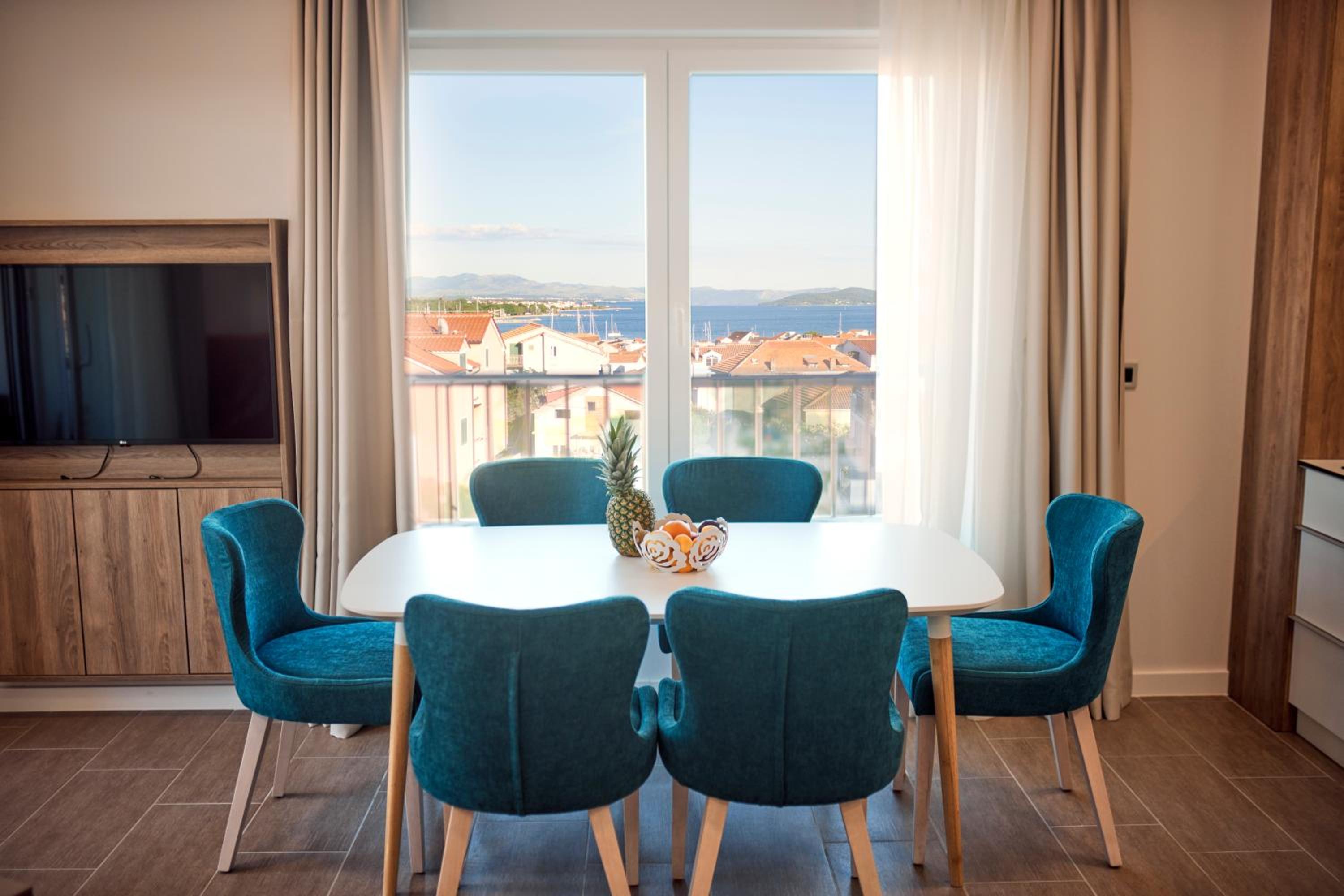 Two-Bedroom Apartment with Balcony and Sea View - Photo 3