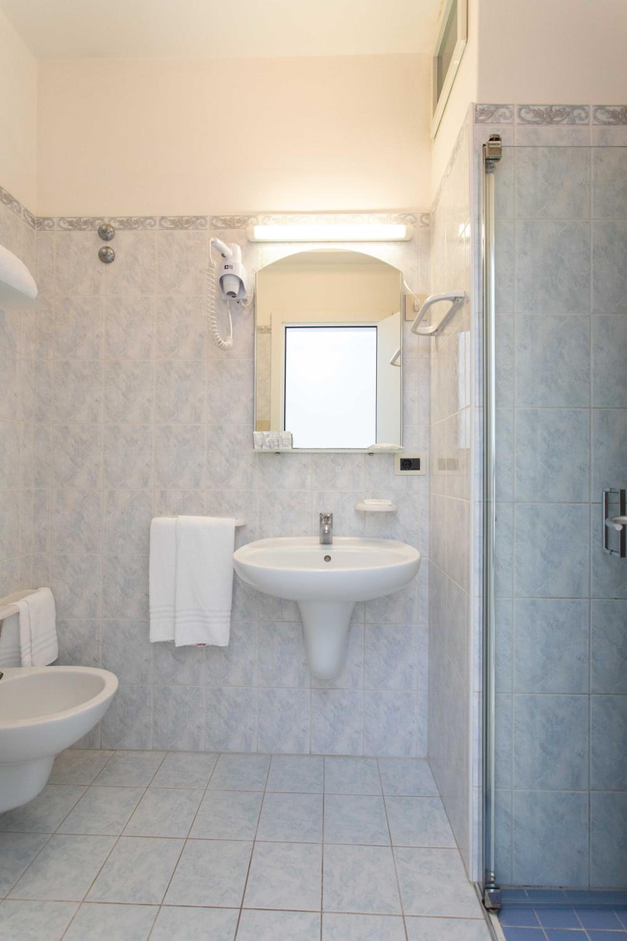 Double or Twin Room with Partial Sea View photo 2